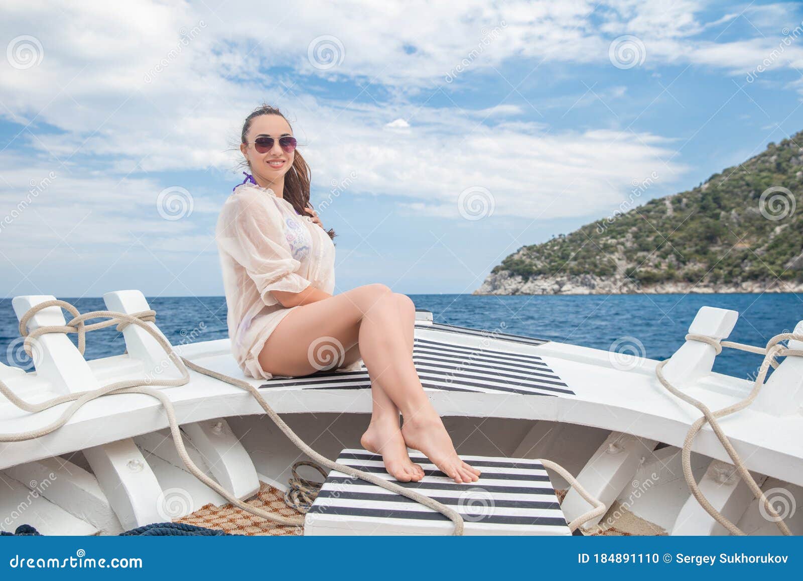 yacht photo pose