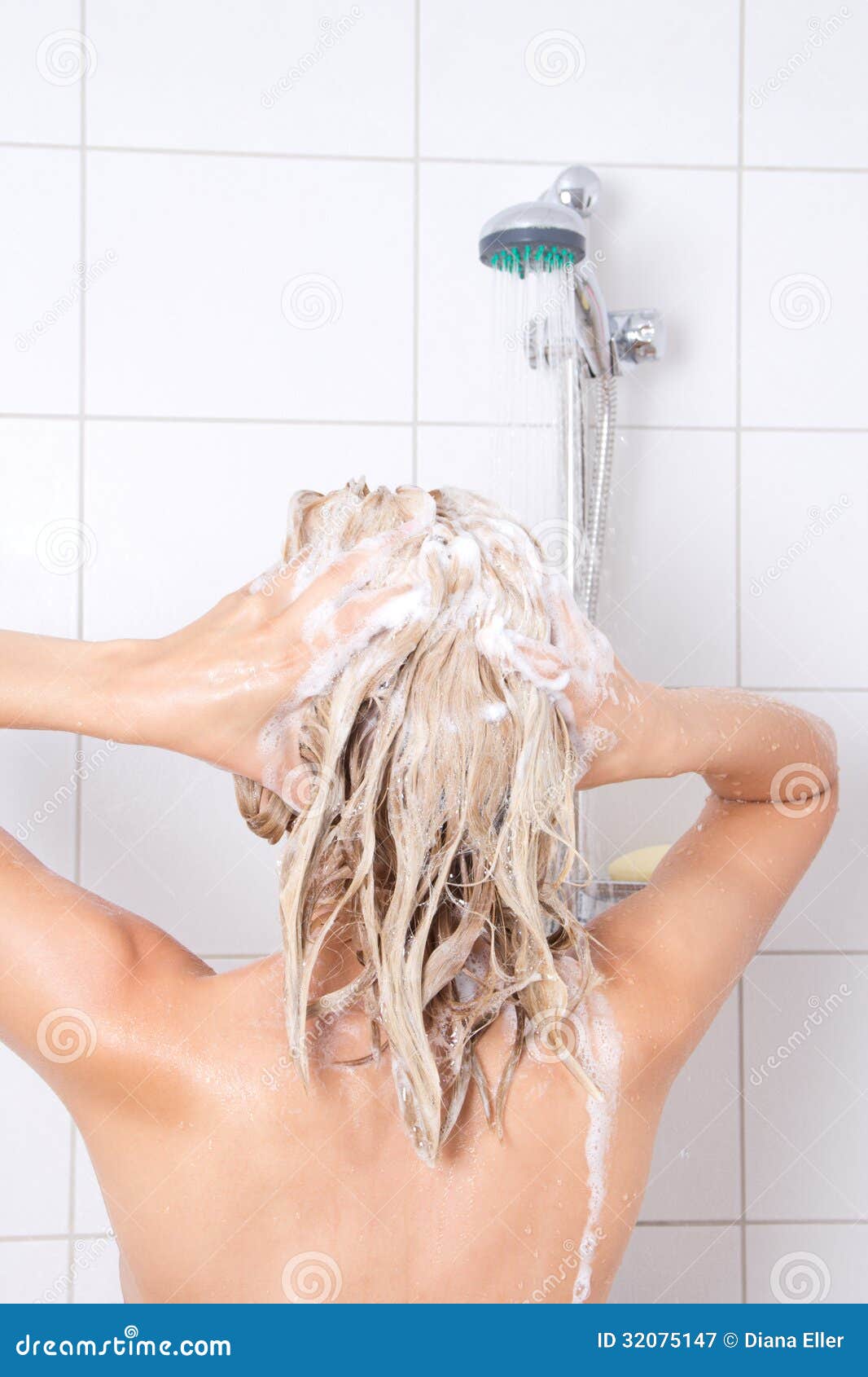 Женщину моют в душе
