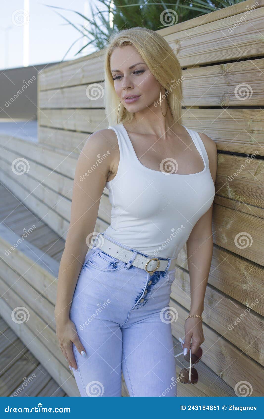 Hot Babes In Jeans