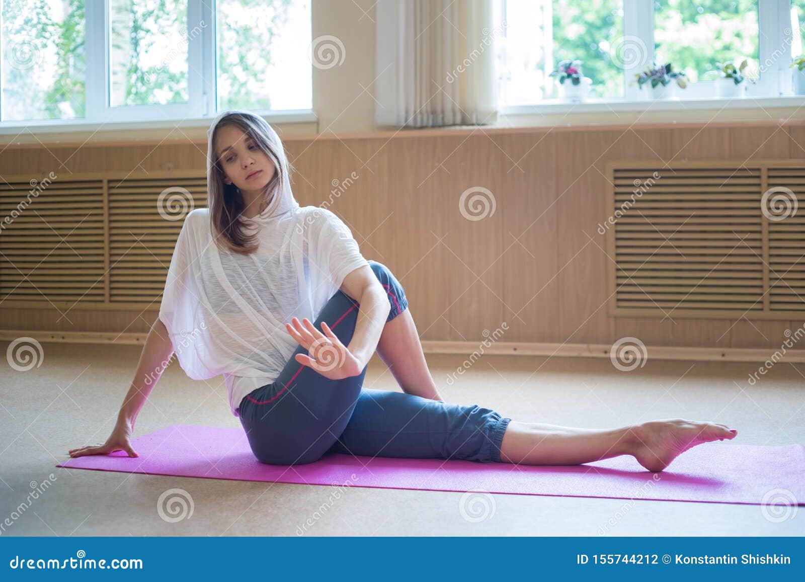 12,200+ Seated Leg Stretch Stock Photos, Pictures & Royalty-Free