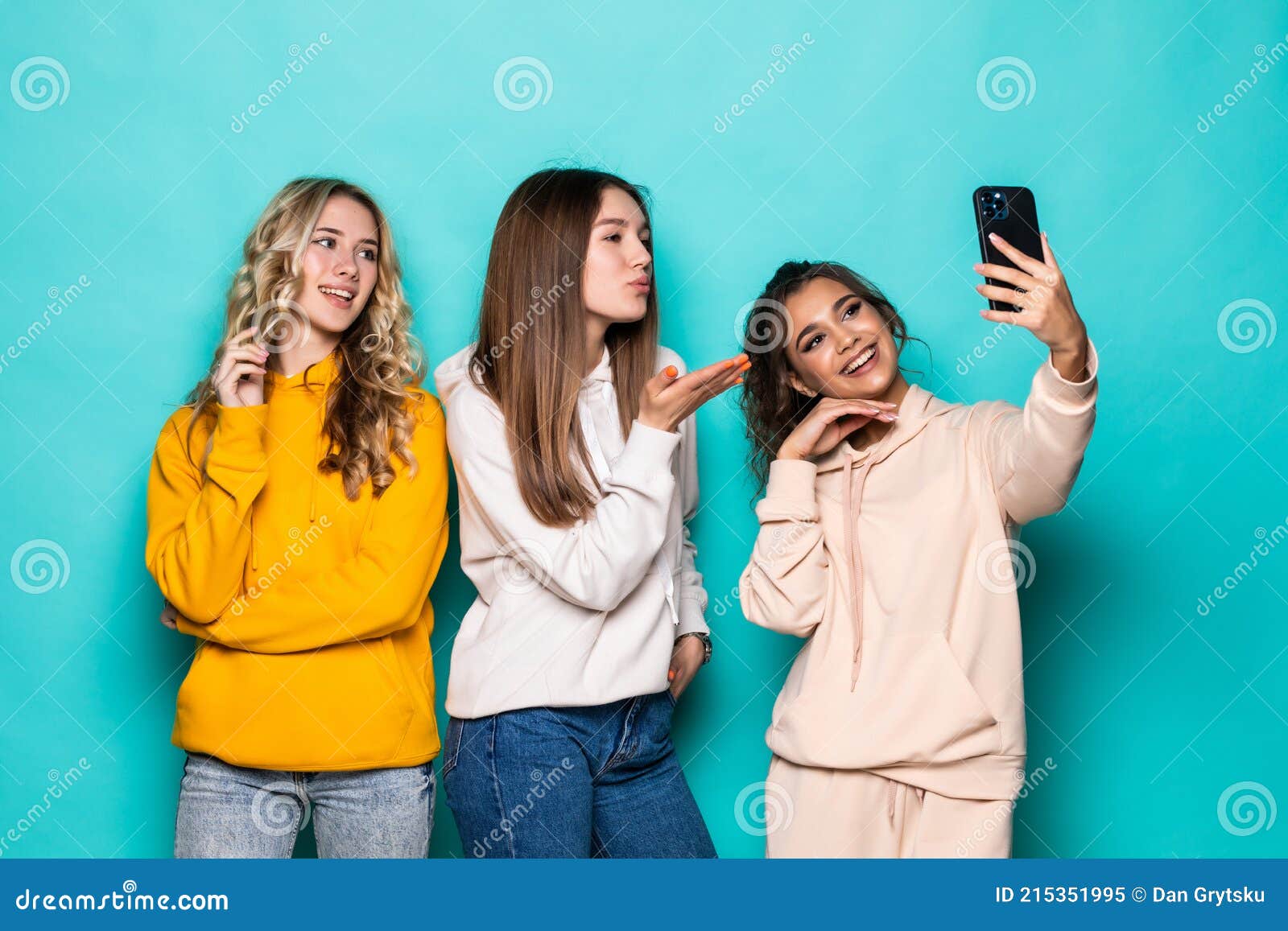 selfie pose ideas for the girls 🫶🏻 save and screenshot for later 🎀 ... |  TikTok
