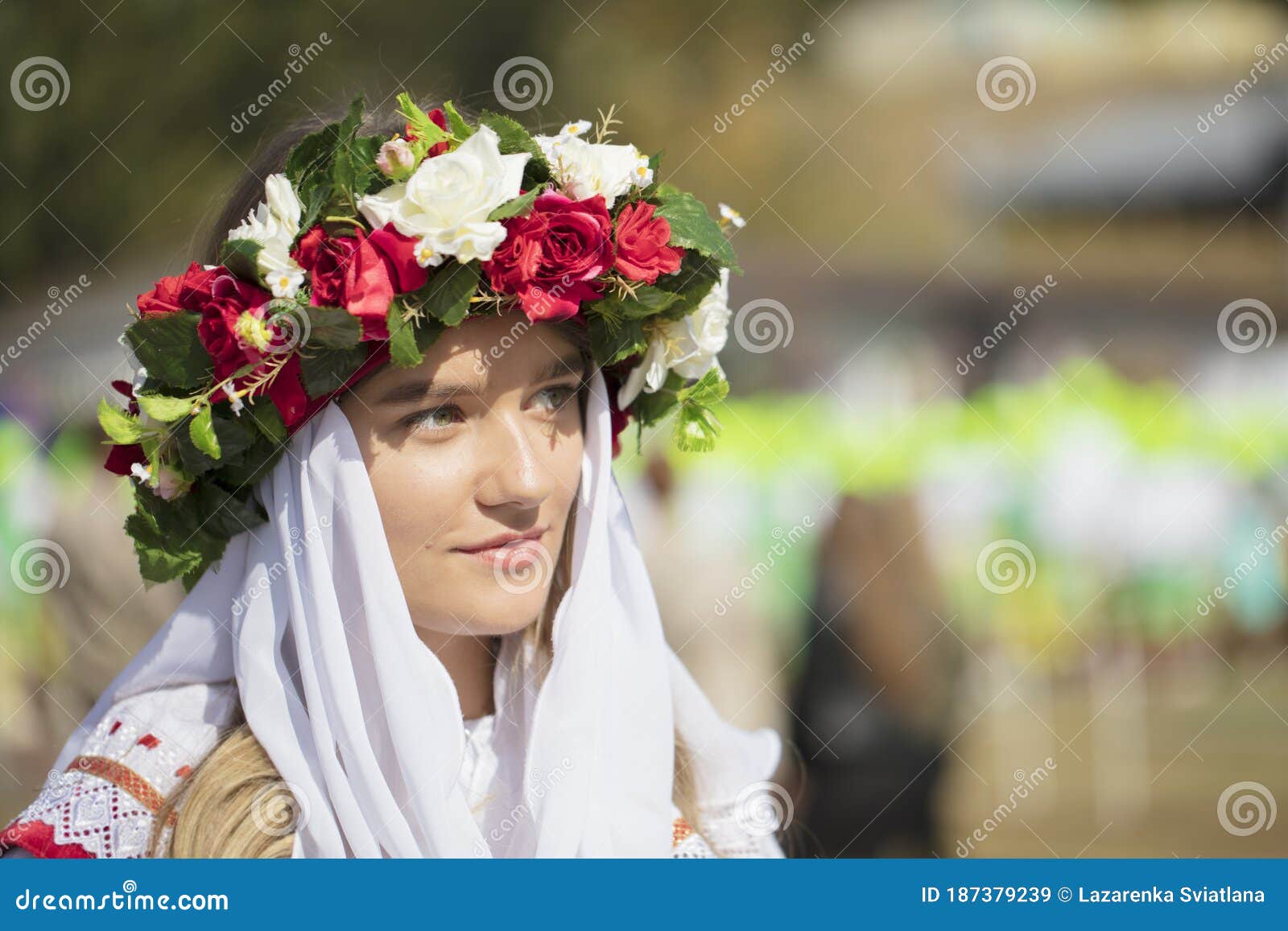 https://thumbs.dreamstime.com/z/young-ukrainian-belarusian-girls-embroidered-shirt-belarus-city-gomil-september-city-holiday-slavic-woman-187379239.jpg