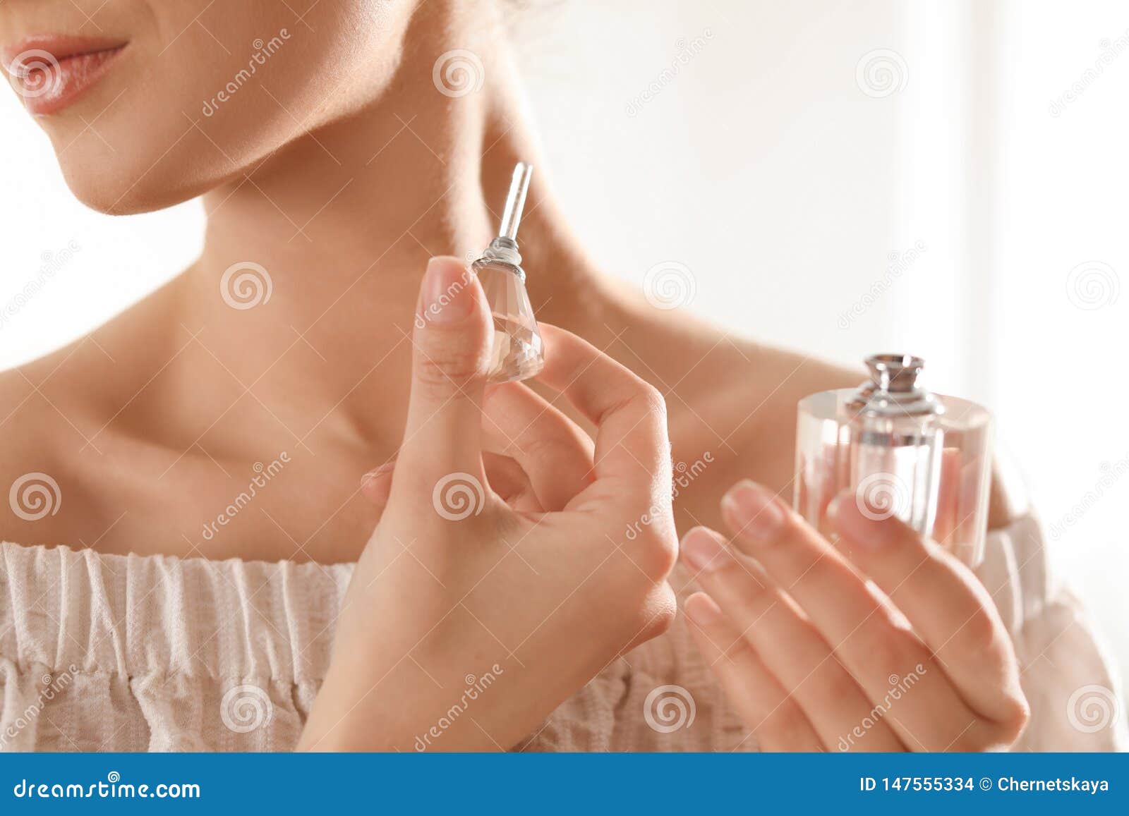 Духи после душа. Девушка с парфюмом. Нанесение духов на шею. Красивая девушка с парфюмом. Нанесение парфюма.