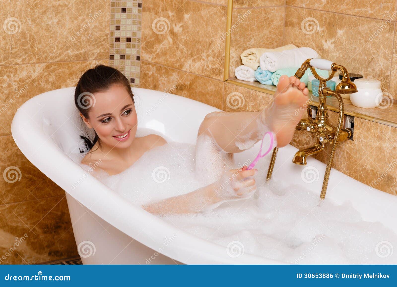 Молодая девушка купается в ванной (8 фото)