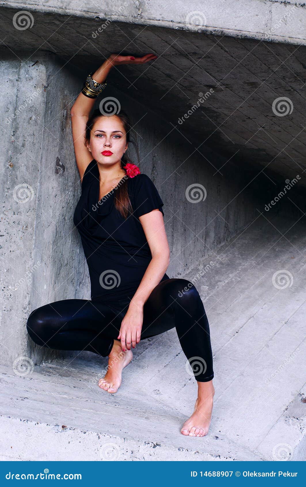1,518 Woman Barefoot Leggings Stock Photos - Free & Royalty-Free Stock  Photos from Dreamstime