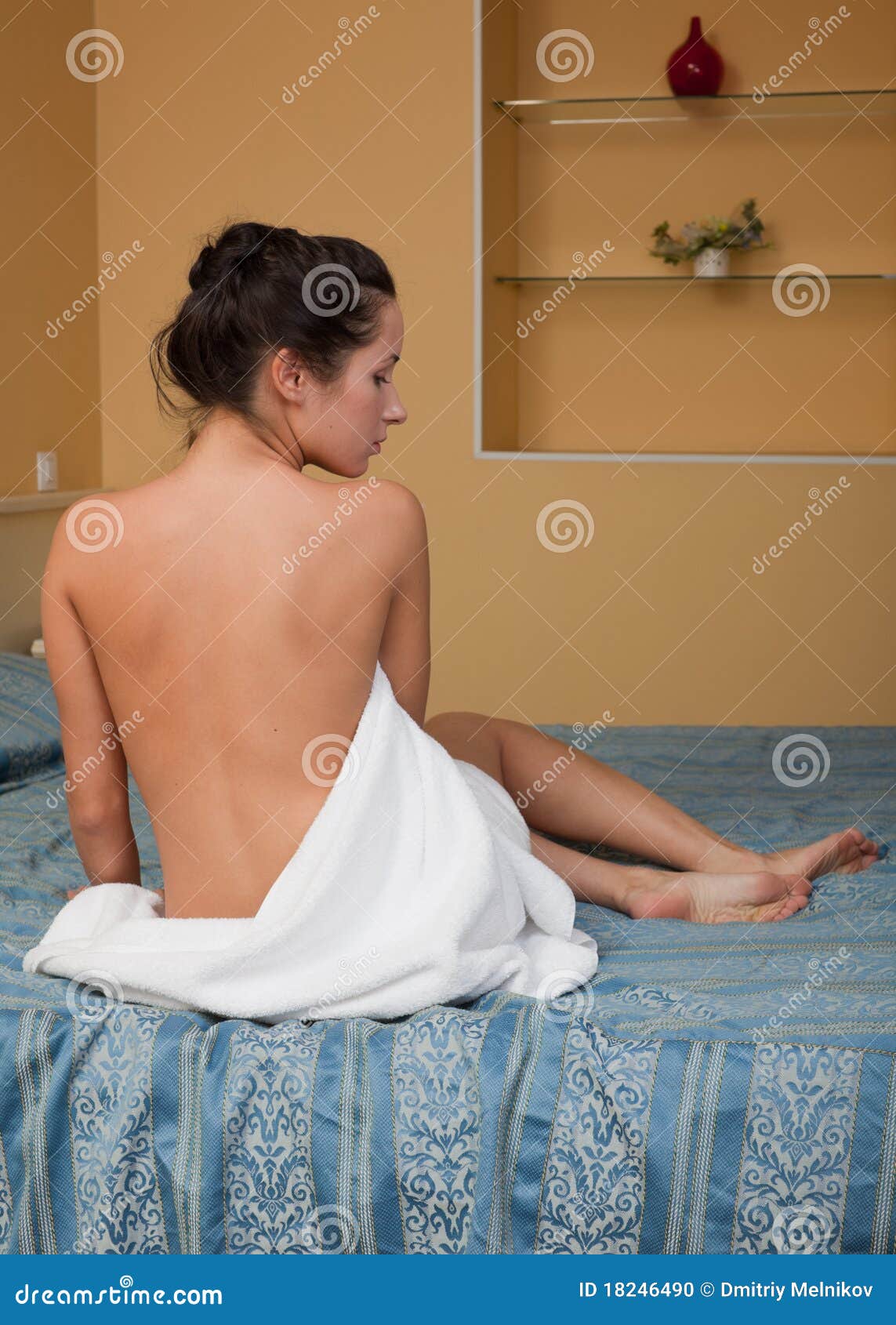 Отчим после душа. Женщина в полотенце домашнее. Девушка в полотенце на кровати. Женщина в полотенце сидит. Девушка в полотенце после душа.