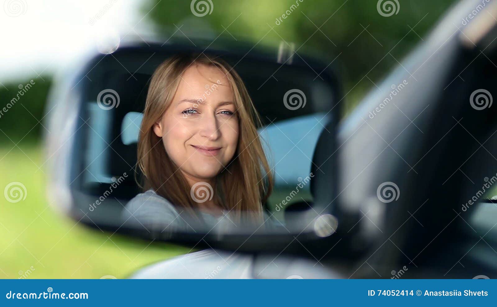 Водитель смотрит в зеркало. Молодая девушка водитель. Old photo girl looking at the car. Looking for Drivers.
