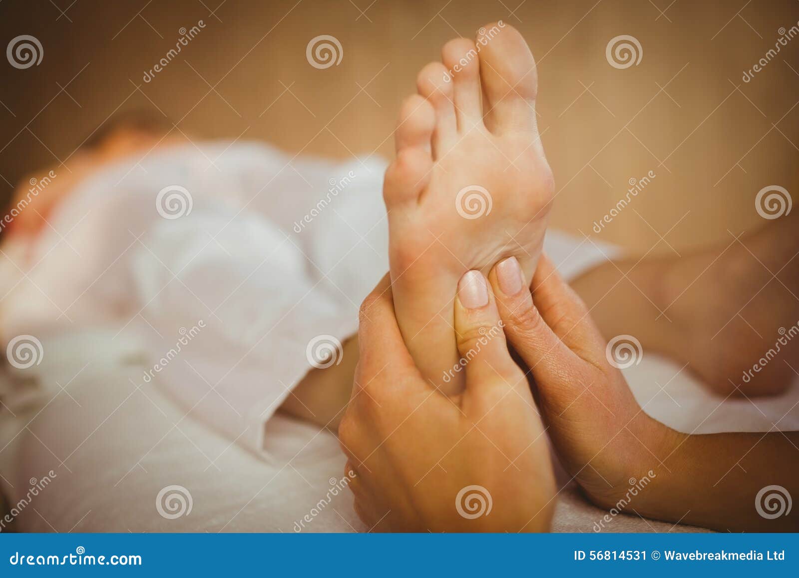 Rubbing feet. Массаж ног. Массаж ног на кровати. Массаж ног гиф. Мальчик делает женщине массаж ног.