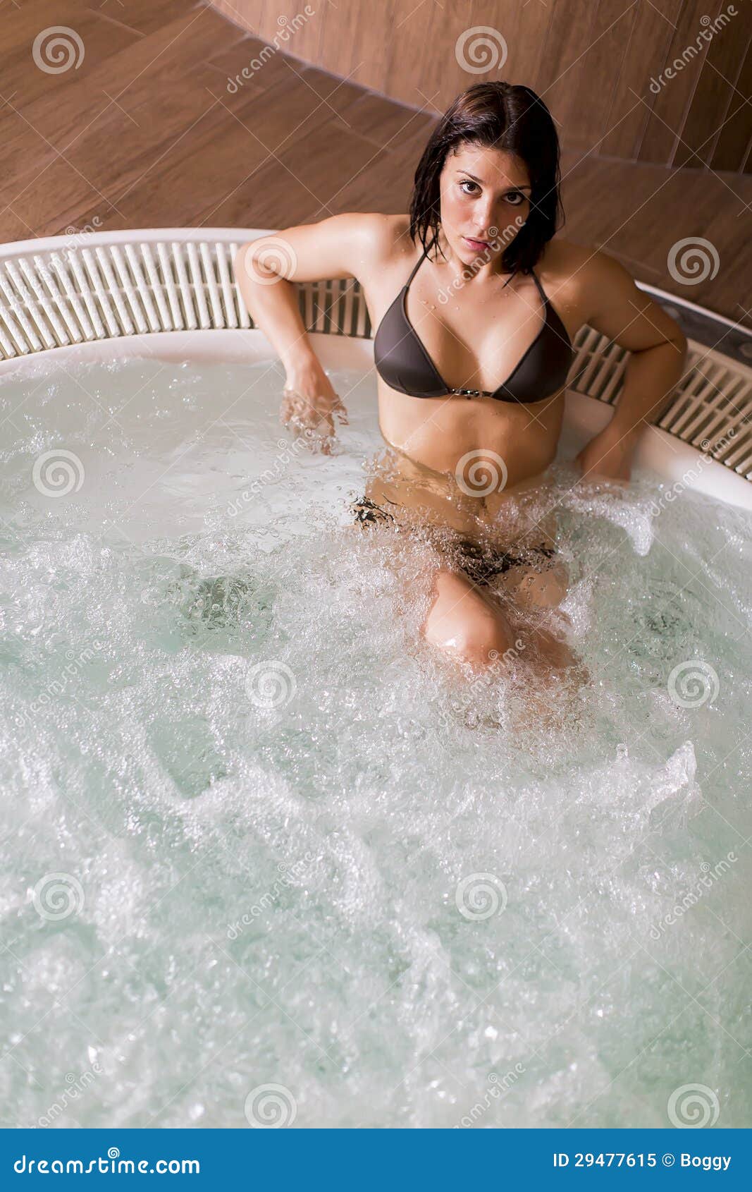 Женщина в джакузи