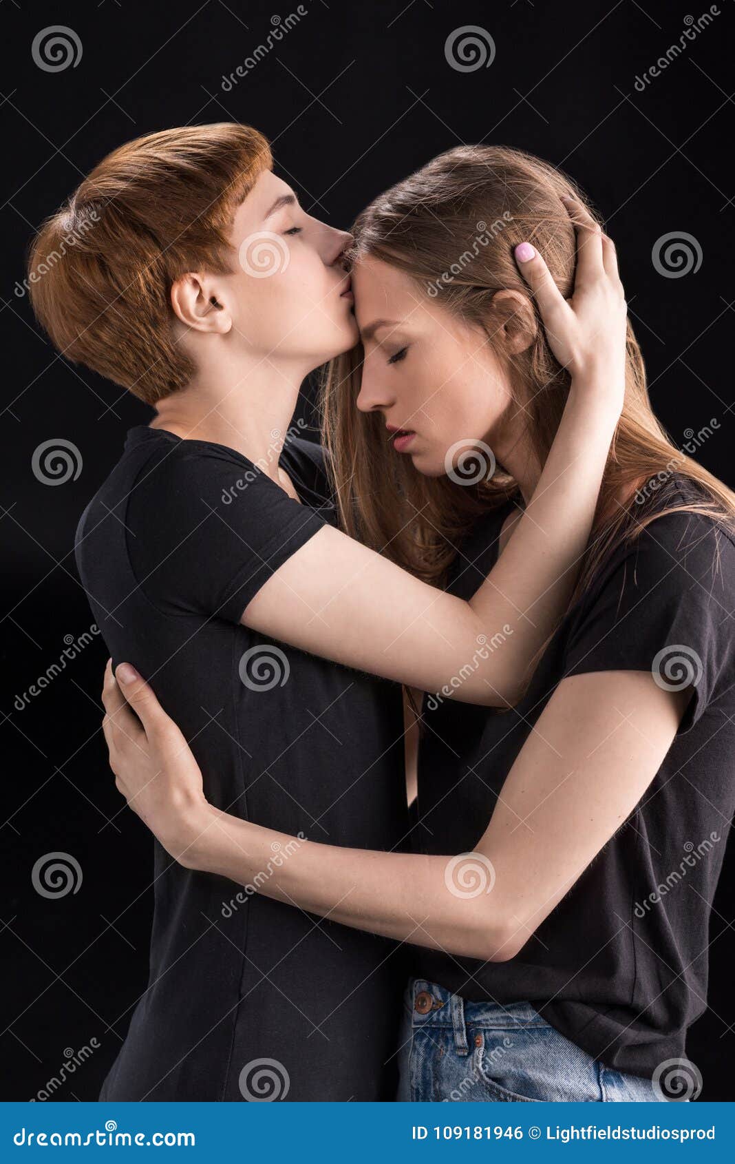 Women kissing young The 10