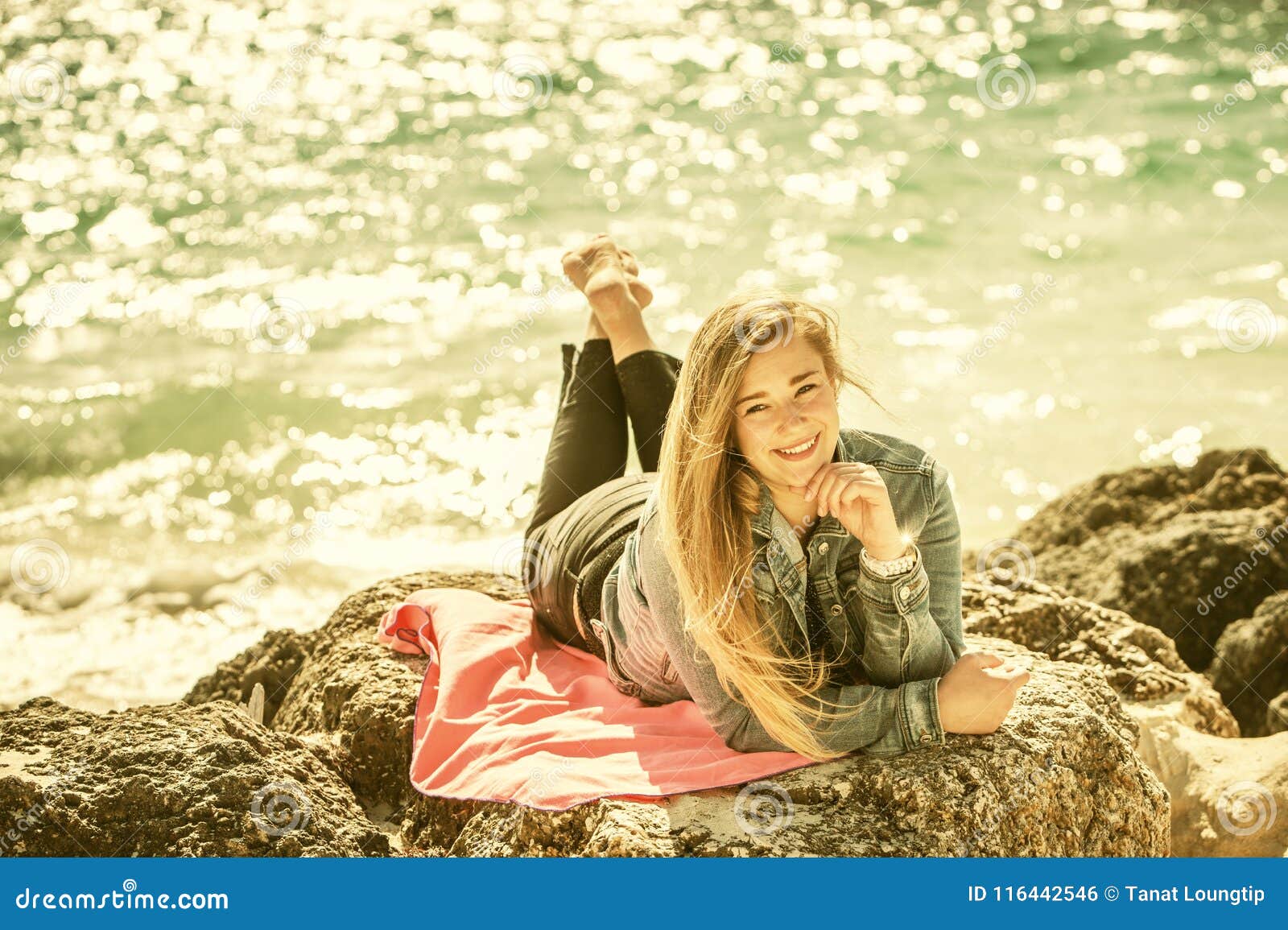 beautiful little girl lying on the sandy sea beach — Stock 