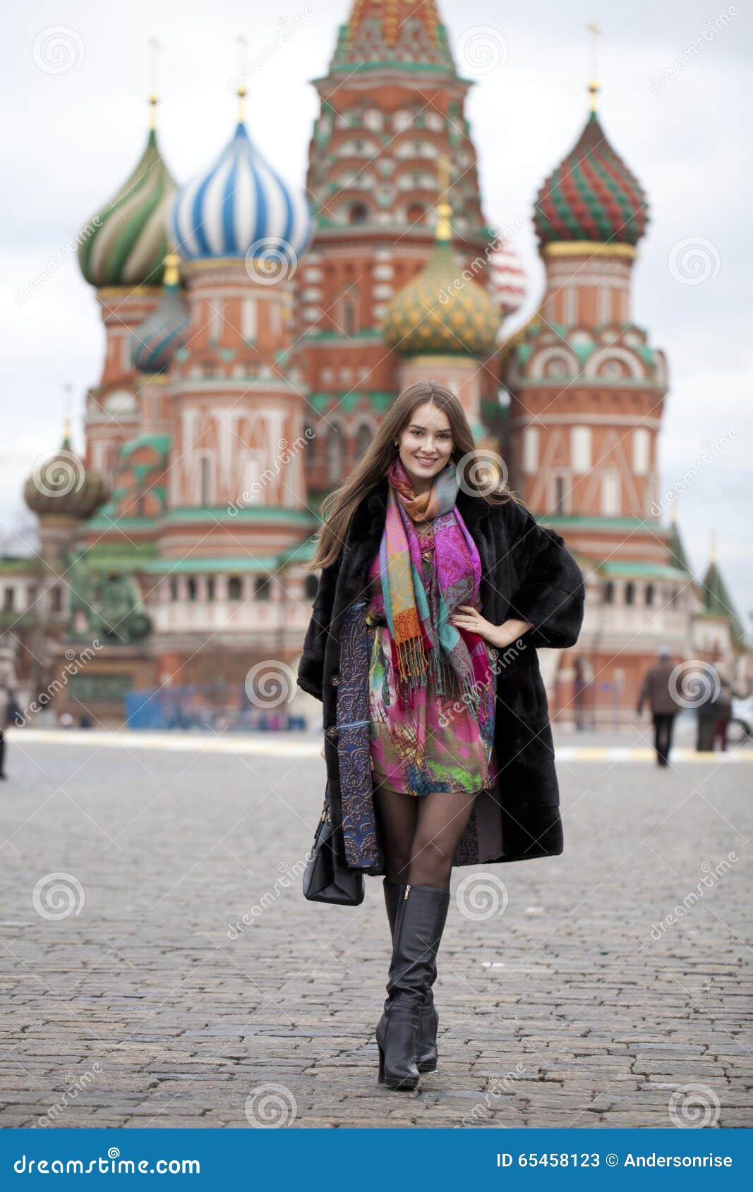 Девушка на красной площади в Москве