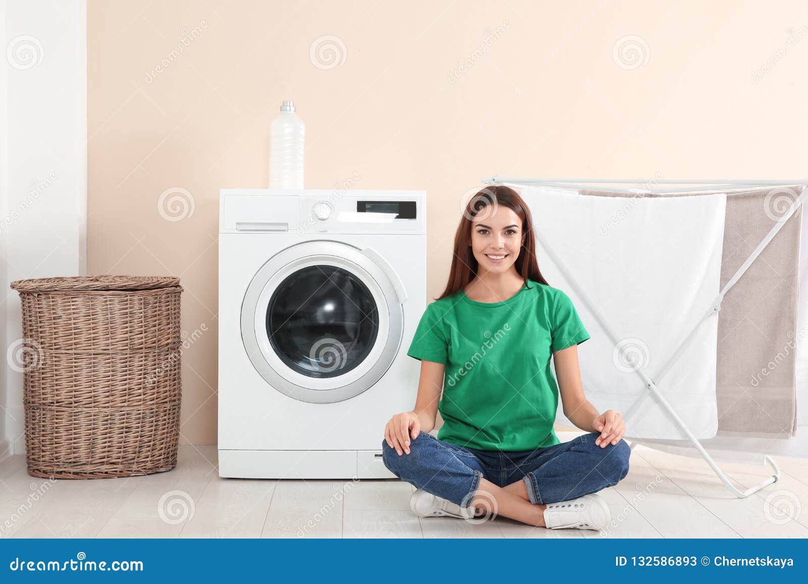 Laundry day. Женщина возле стиральной машинки. Женщина возле больших стиральных машин. Хозяйка возле стиральной машины. Стиральная машина в интерьере.