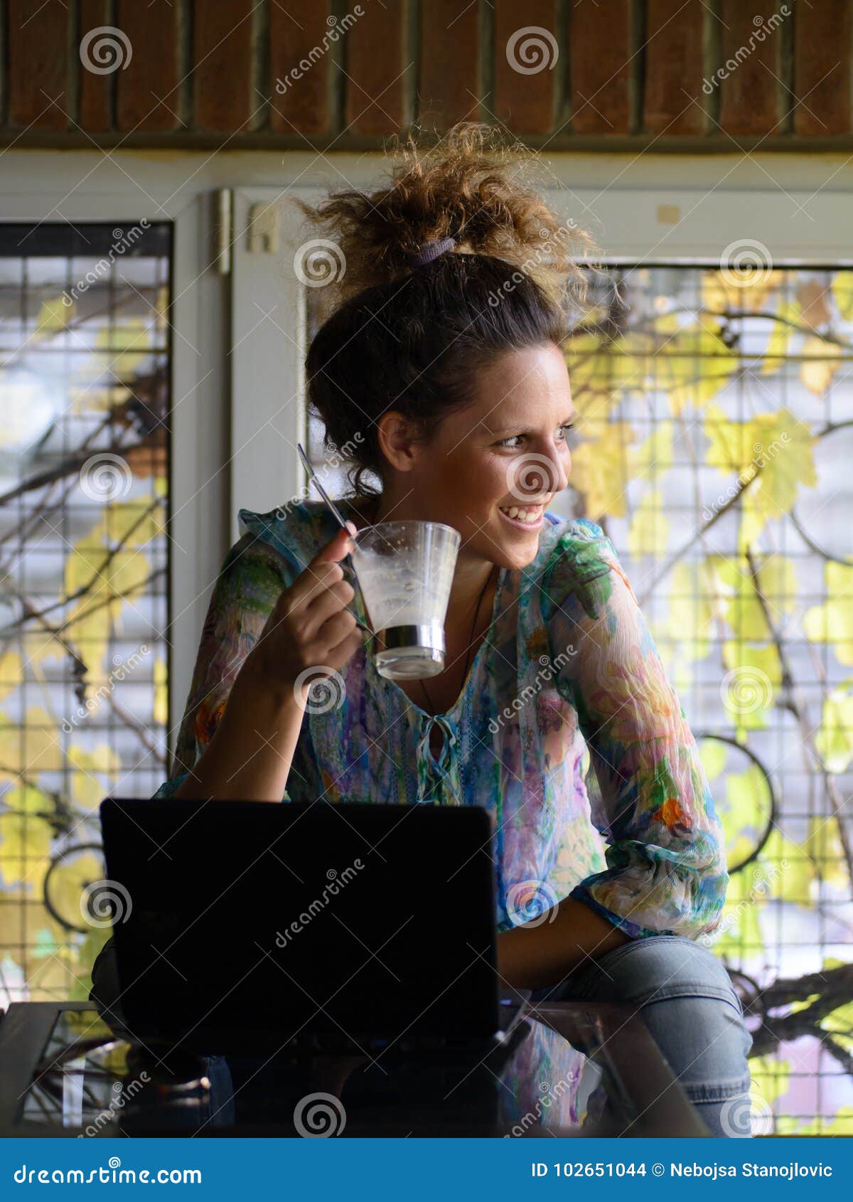 young woman portrait drinking cafee
