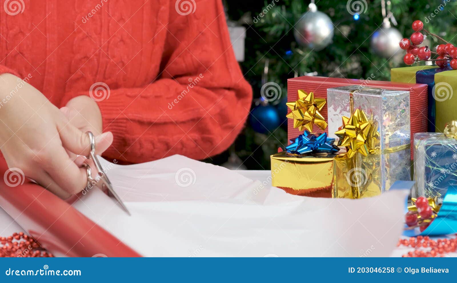 https://thumbs.dreamstime.com/z/young-woman-s-hands-cutting-red-wrapping-paper-scissors-decorated-gifts-festive-packaging-gift-boxes-christmas-203046258.jpg