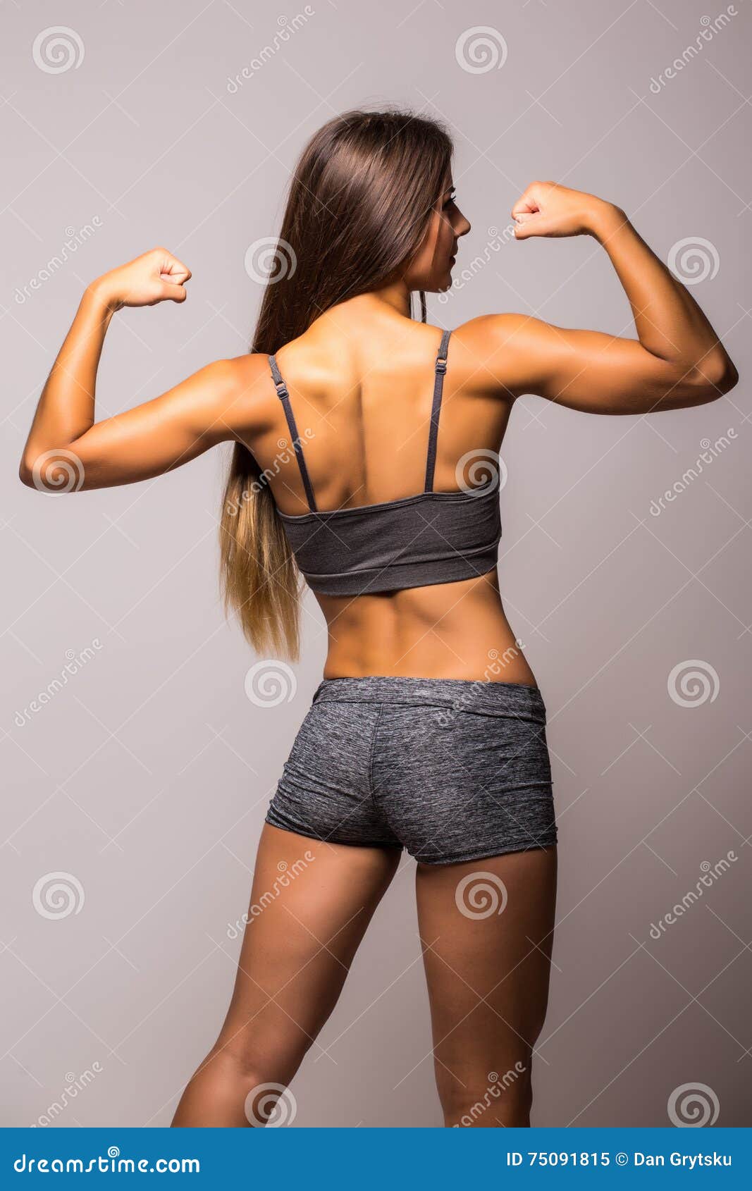 Foto de Back muscles of young female athlete bodybuilder. Perfect