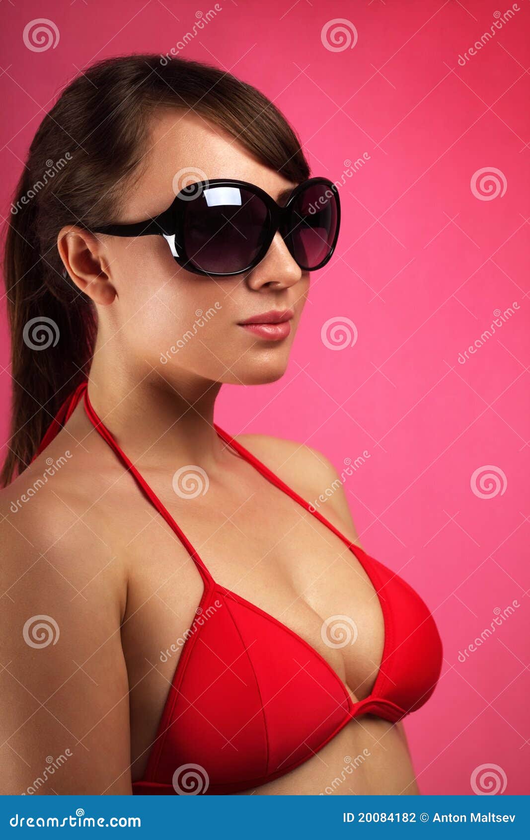 young woman wearing sunglasses 20084182