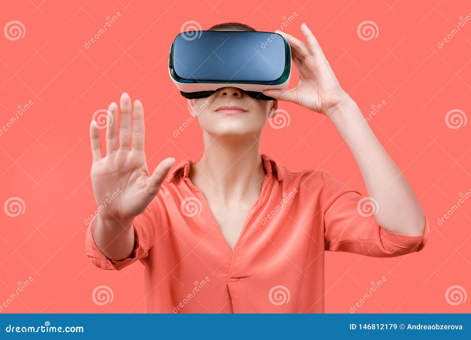 Woman wearing a virtual reality headset - Stock Image 