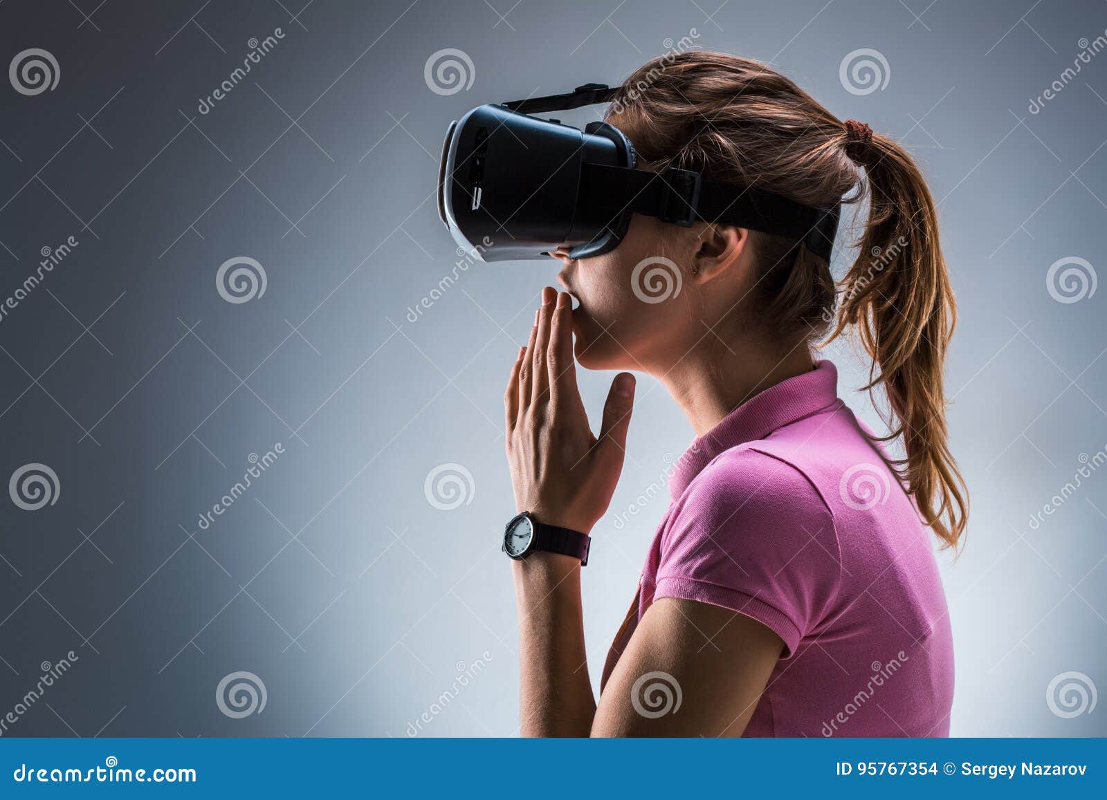 Woman using virtual reality headset — Stock Photo 