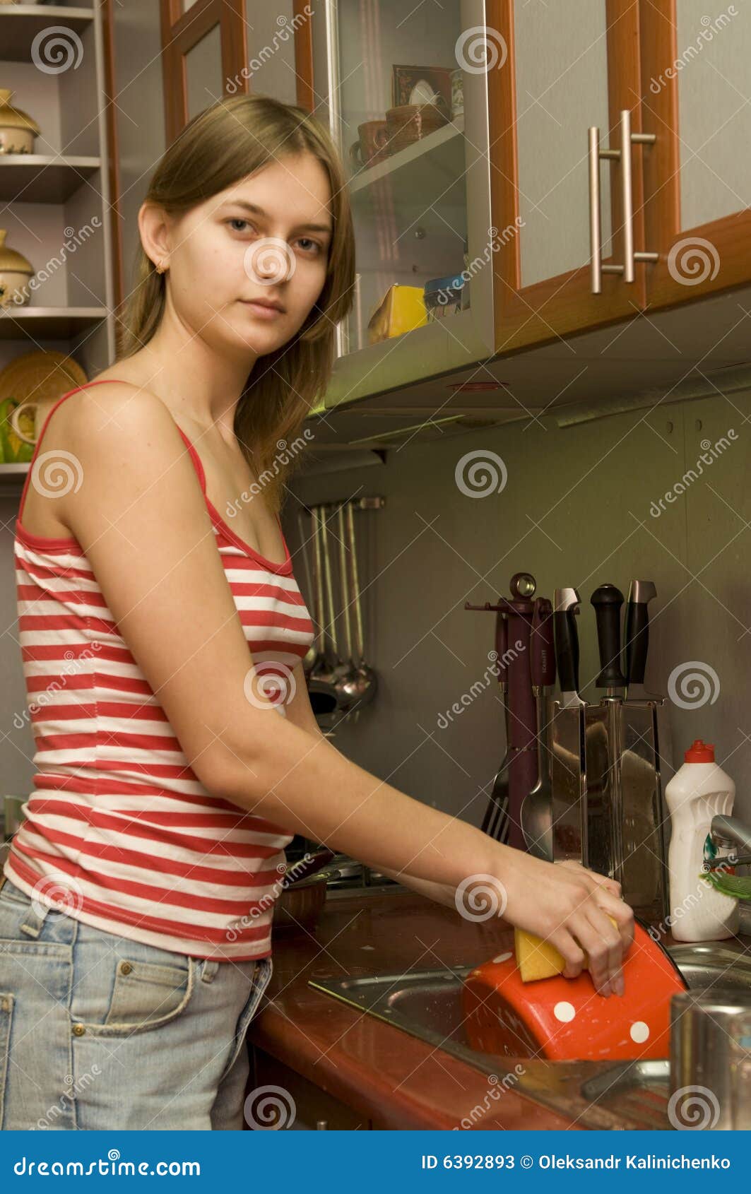 https://thumbs.dreamstime.com/z/young-women-washing-dishes-6392893.jpg