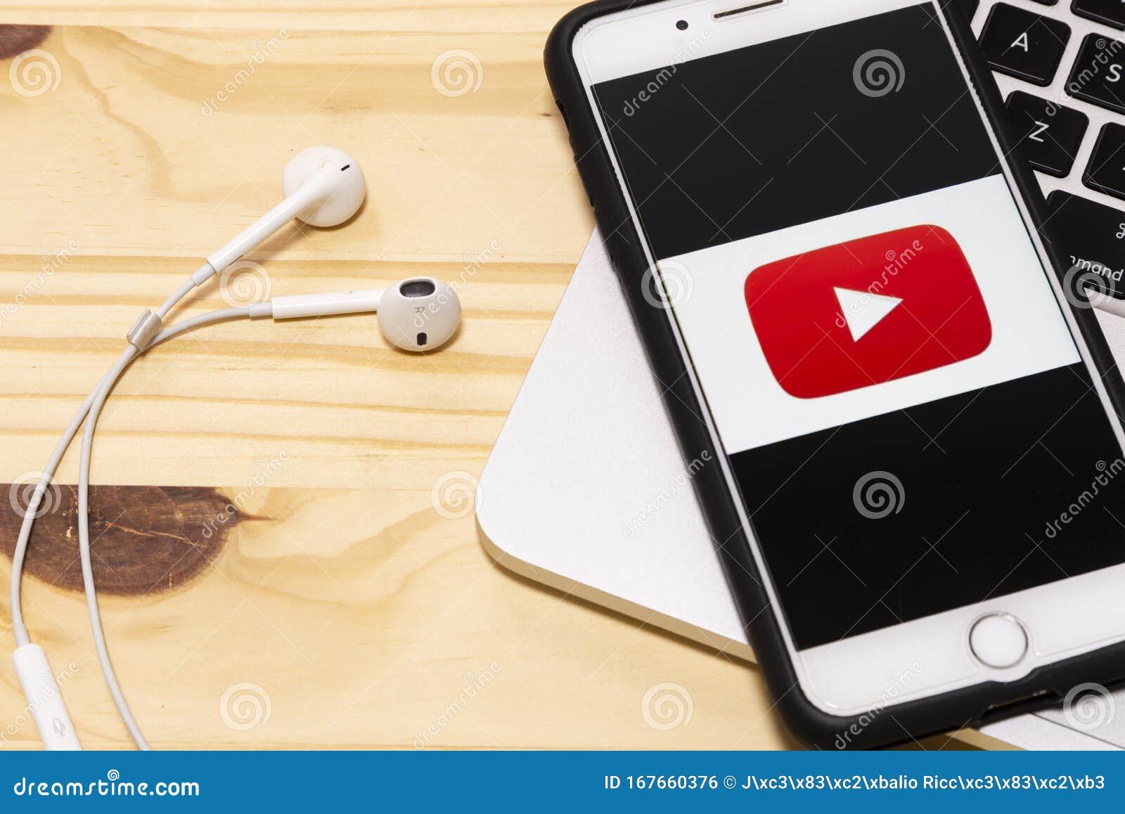 YouTube app icon: Thắp sáng màn hình điện thoại của bạn với biểu tượng YouTube đầy màu sắc và đầy cảm hứng! Với biểu tượng này trên màn hình chính của bạn, bạn có thể dễ dàng truy cập vào ứng dụng YouTube mọi lúc mọi nơi. Nhanh chóng cập nhật biểu tượng YouTube mới nhất và thu hút mọi ánh nhìn xung quanh bạn.