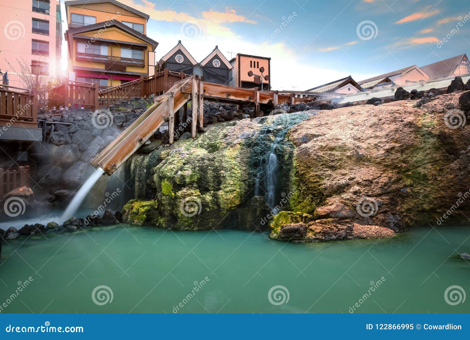 Piękny Yubatake Hotspring przy Kusatsu Onsen w Gunma, Japonia