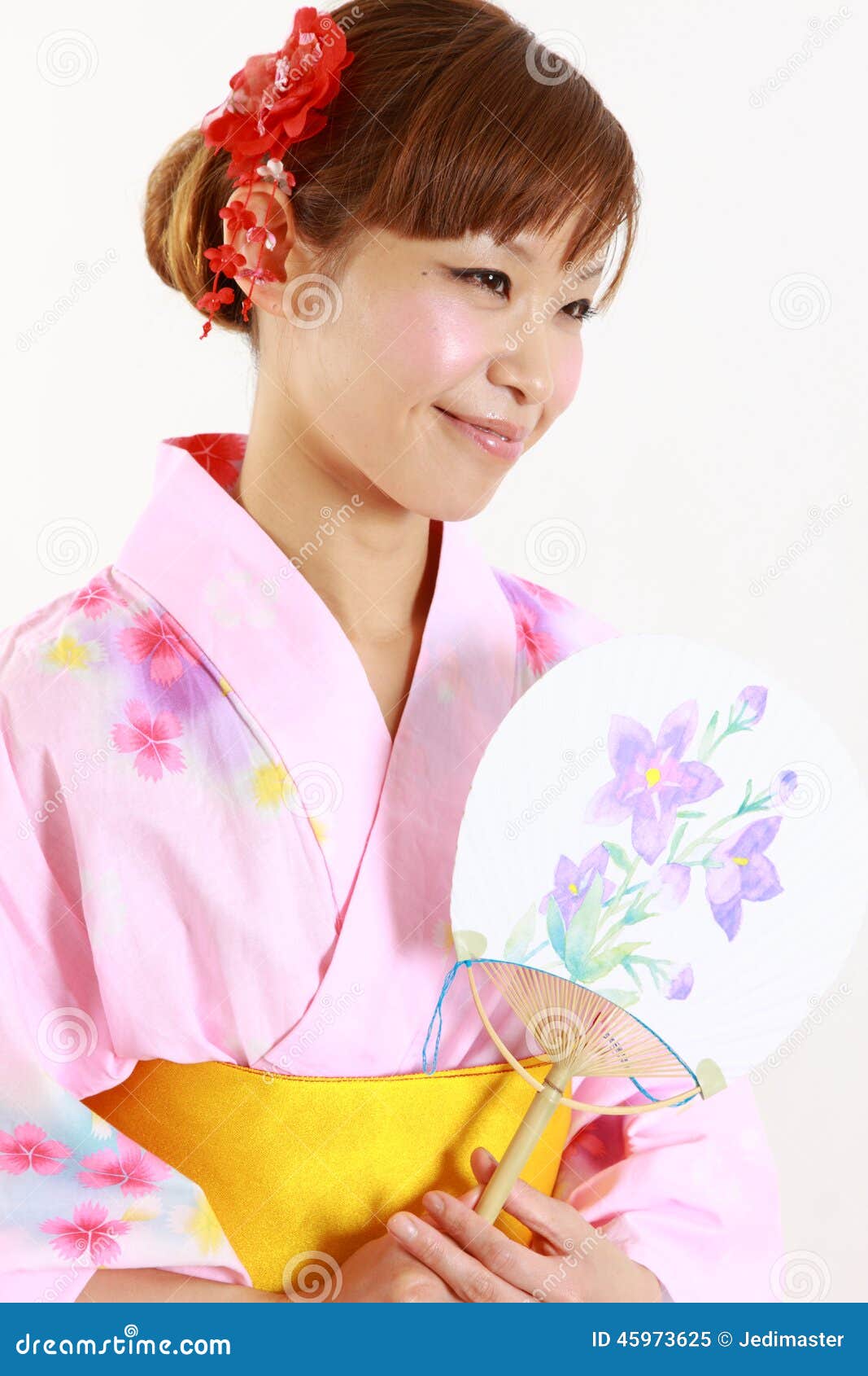 Jovem mulher que veste o yukata japonês com fã de papel