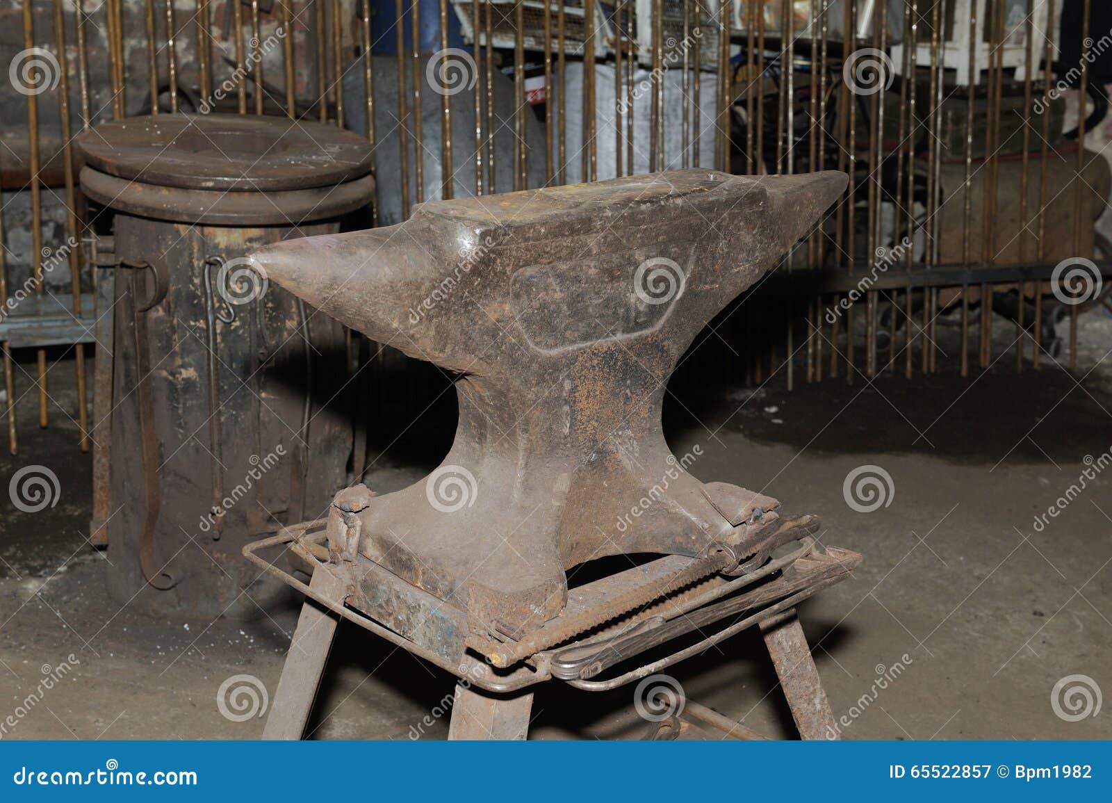 Yunque Usado Por Un Herrero En Tienda Vieja Imagen de archivo - Imagen de  hierro, metalurgia: 65522857