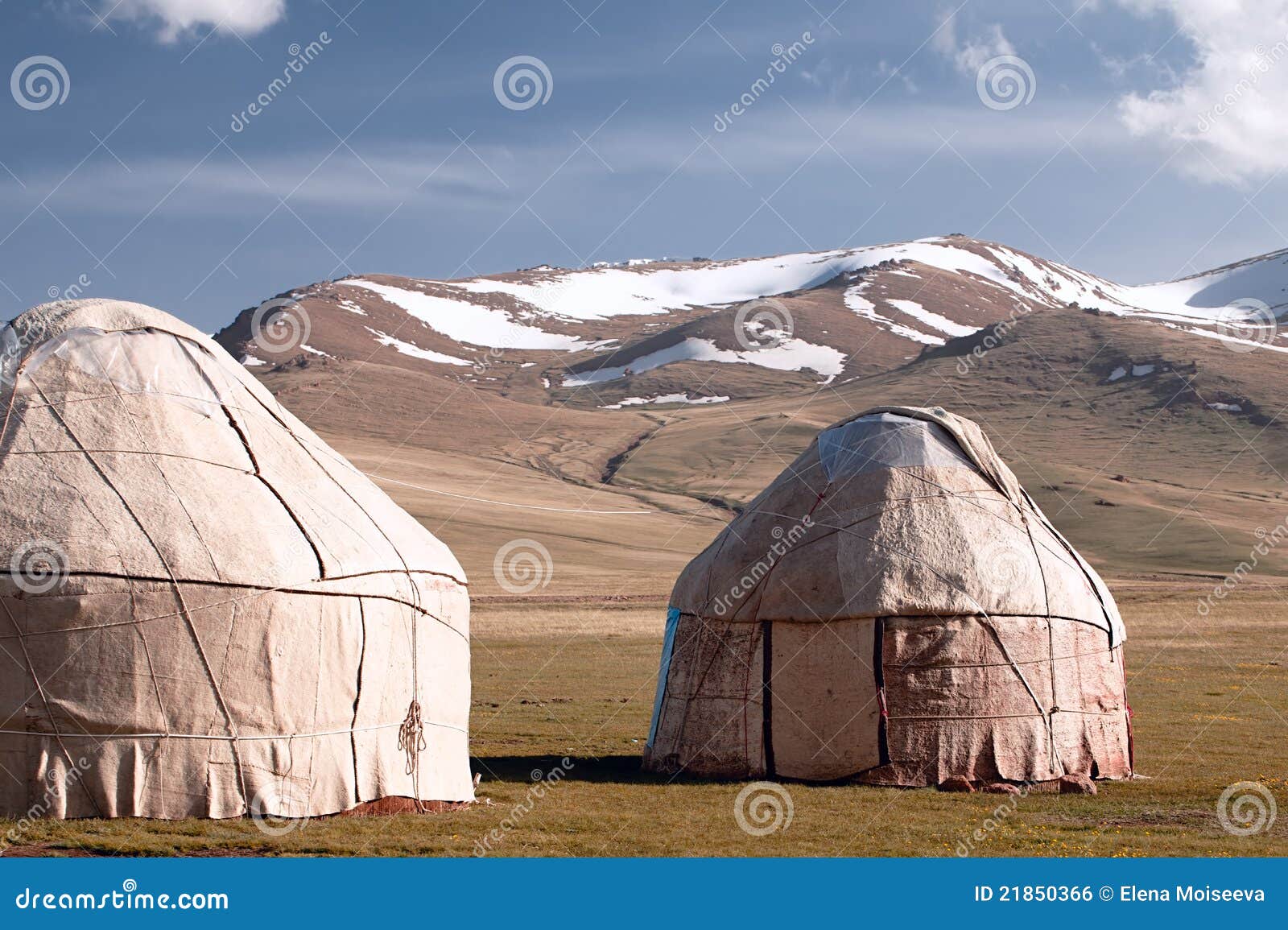 Yurt do pastor na montanha de Quirguistão Tien Shan. Yurt real do pastor na montanha de Quirguistão Tien Shan, vale do lago Kul do filho