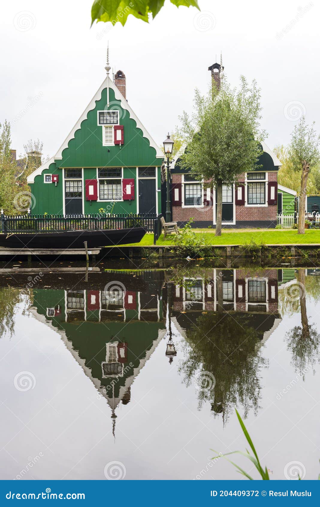 Zaanse Schans. De Zaanse Schans is Een Typisch Nederlands Klein Dorp in ...