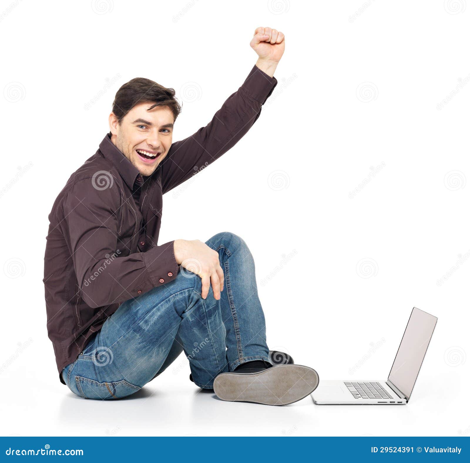 Profilowy portret zabawa mężczyzna z laptop podnosić rękami up odizolowywać na bielu.