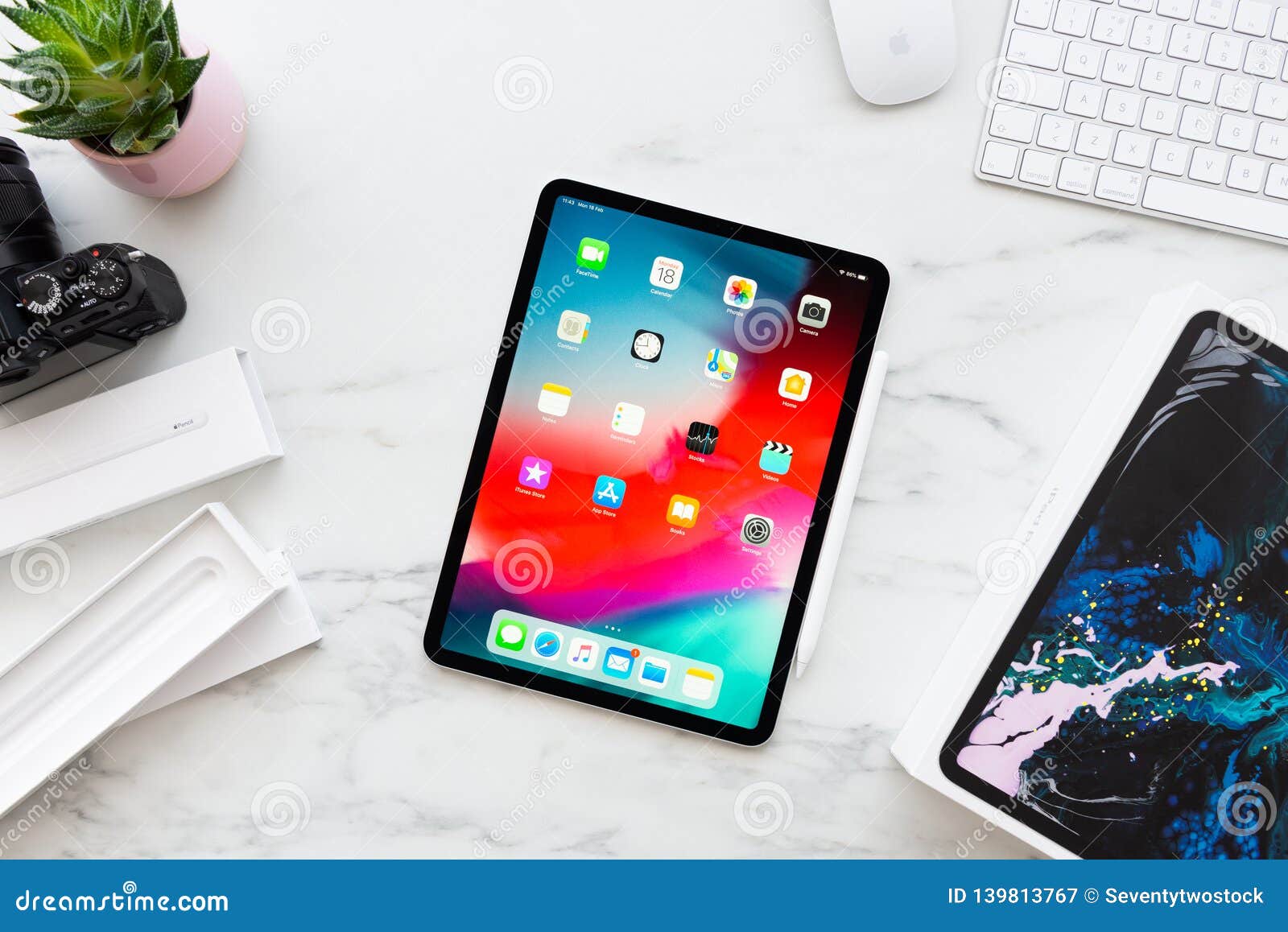 Apple IPad Pro 11 Inch with Apple Pencil 2 on White Marble Background  Editorial Photography - Image of isolated, digital: 139813767