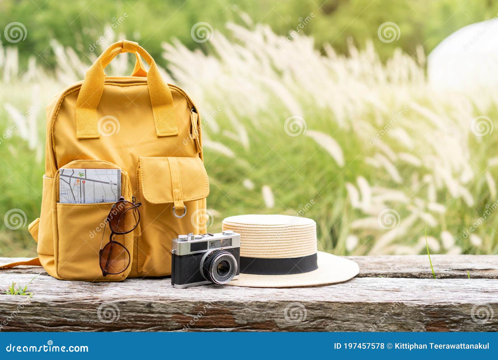 Zaino Da Viaggio Con Articoli Da Viaggio Su Banco Di Legno Con Fondo  Naturale Fotografia Stock - Immagine di copia, banco: 197457578