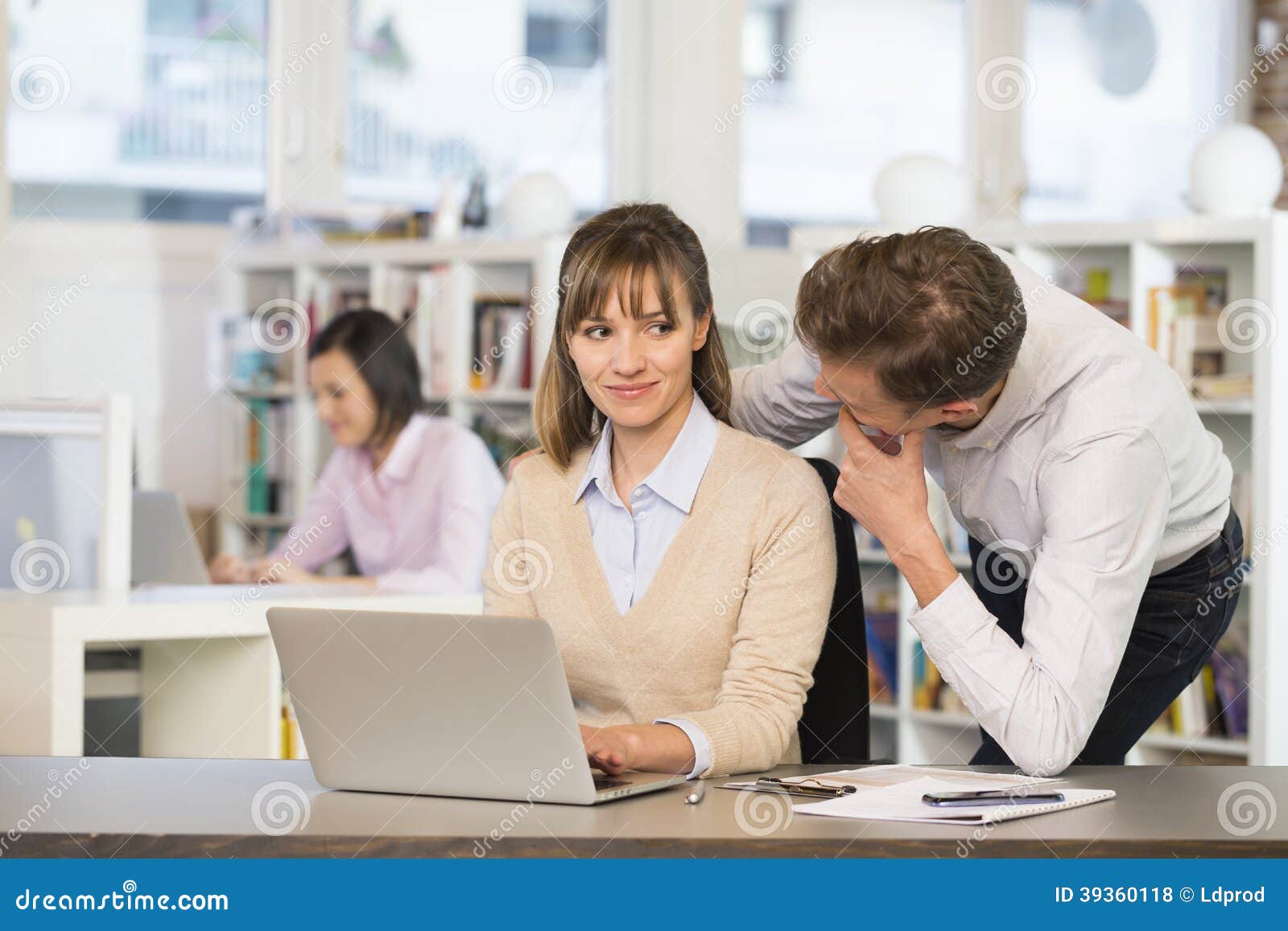 Zakenlui die bij het werk in bureau flirten. De bedrijfsvrouwenmannen verleiden werkend bureau