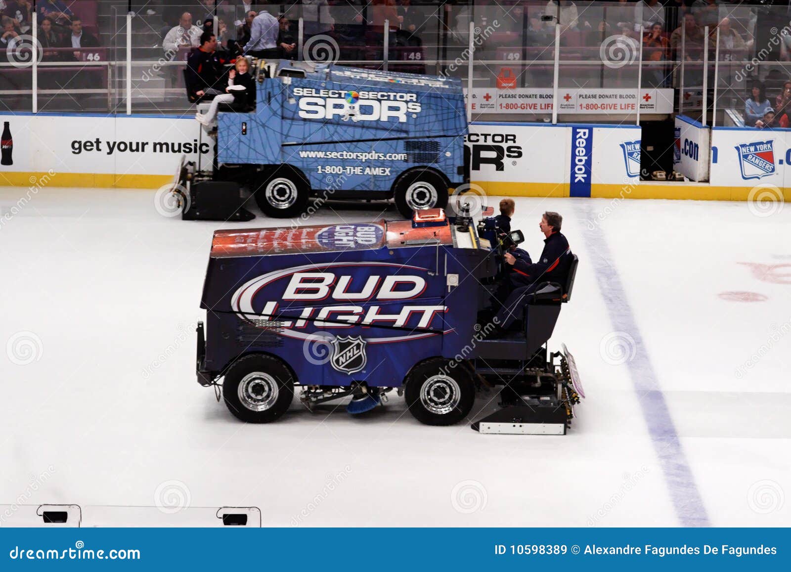 Zamboni Im EisHockeySpiel Redaktionelles Stockbild Bild von