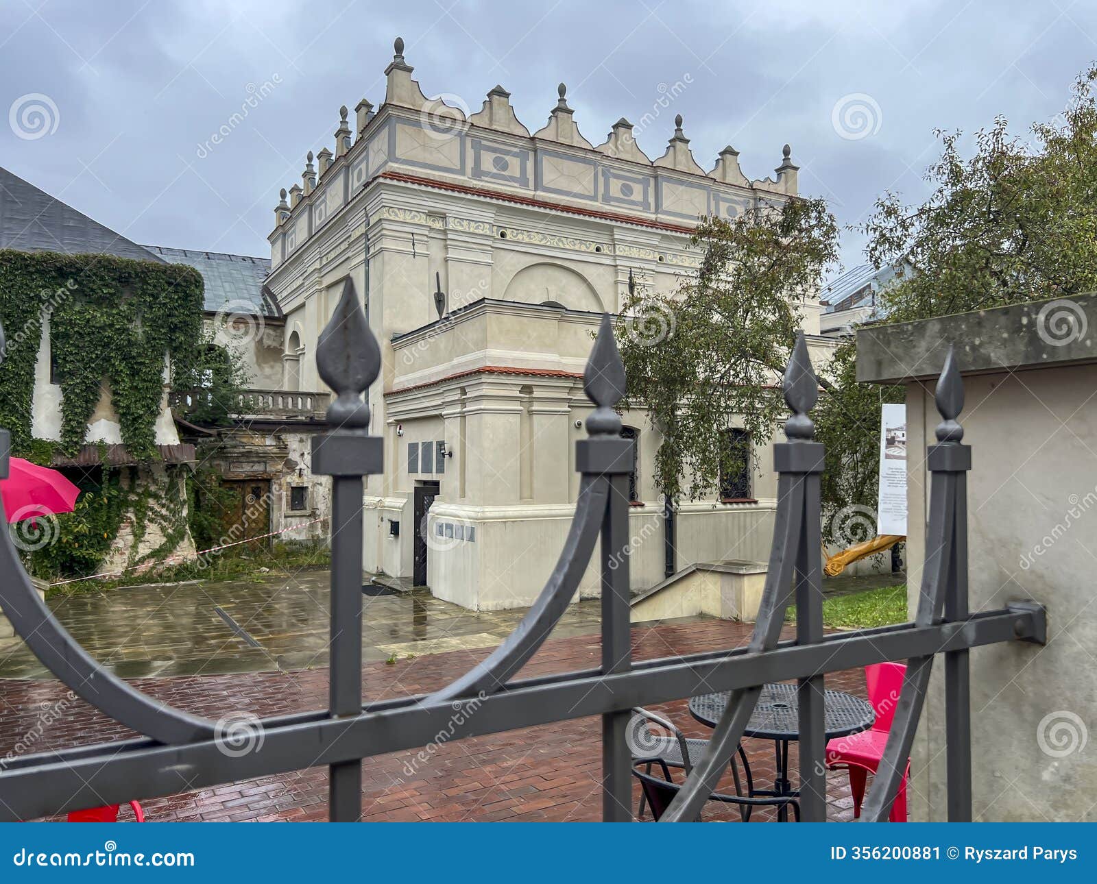 the zamosc synagogue in the old town, is the best-preserved late renaissance synagogue in poland