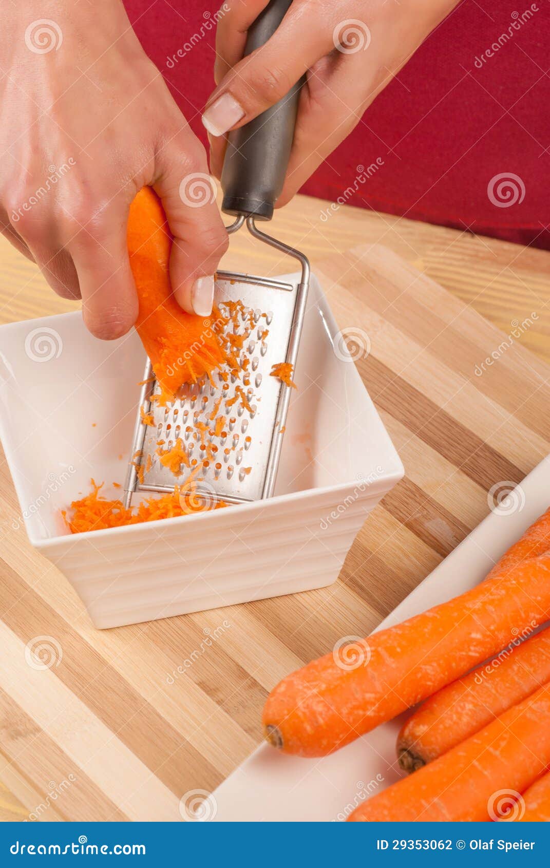 Zanahorias de rejilla. Rallar las zanahorias recientemente peladas para una ensalada