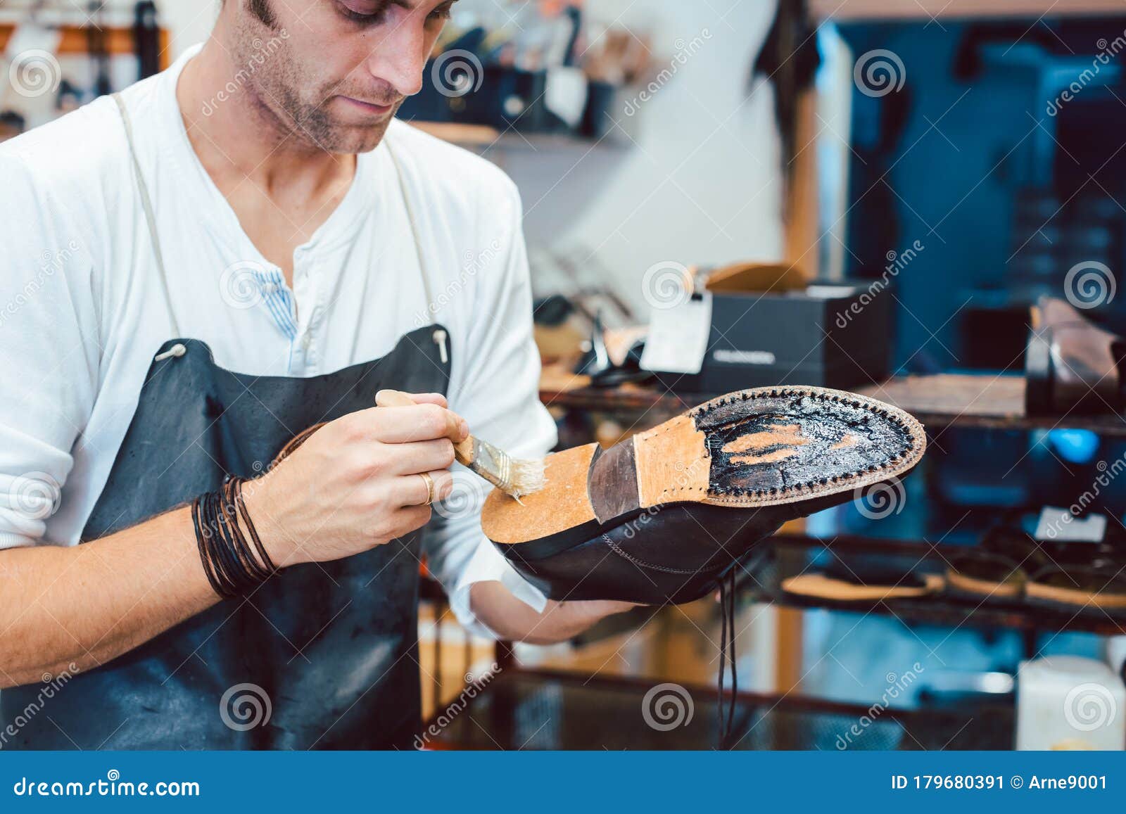 Zapatero Colocando Pegamento En La Suela De Un Zapato Imagen de archivo -  Imagen de negocios, joven: 179680391