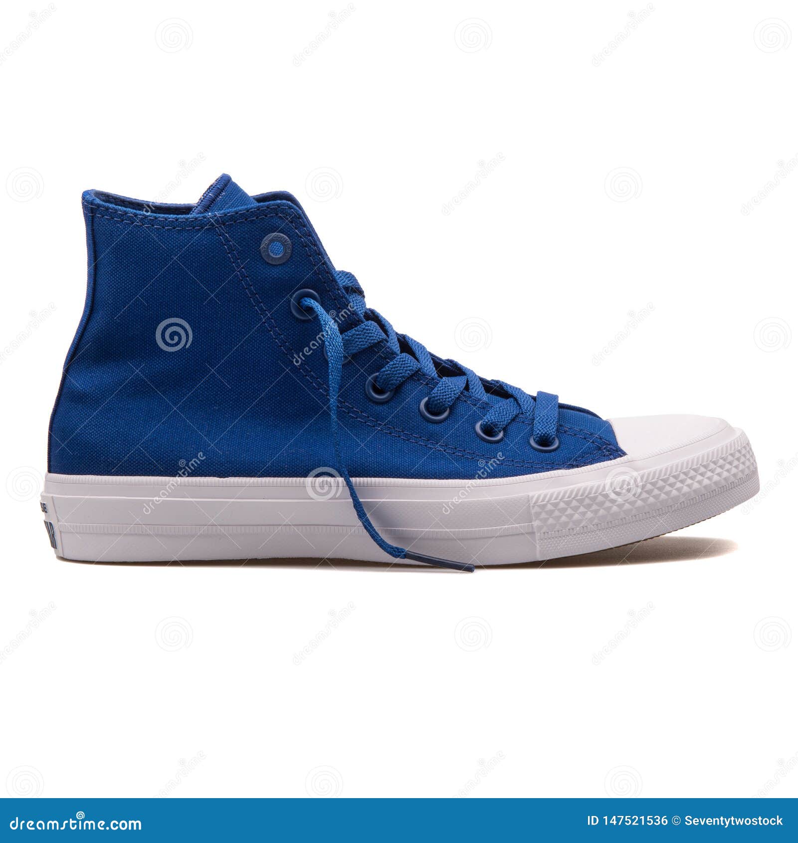 VIENA, AUSTRIA - 30 DE AGOSTO DE 2017: Zapatilla de deporte azul de Chuck Taylor All Star 2 del inverso alta en el fondo blanco