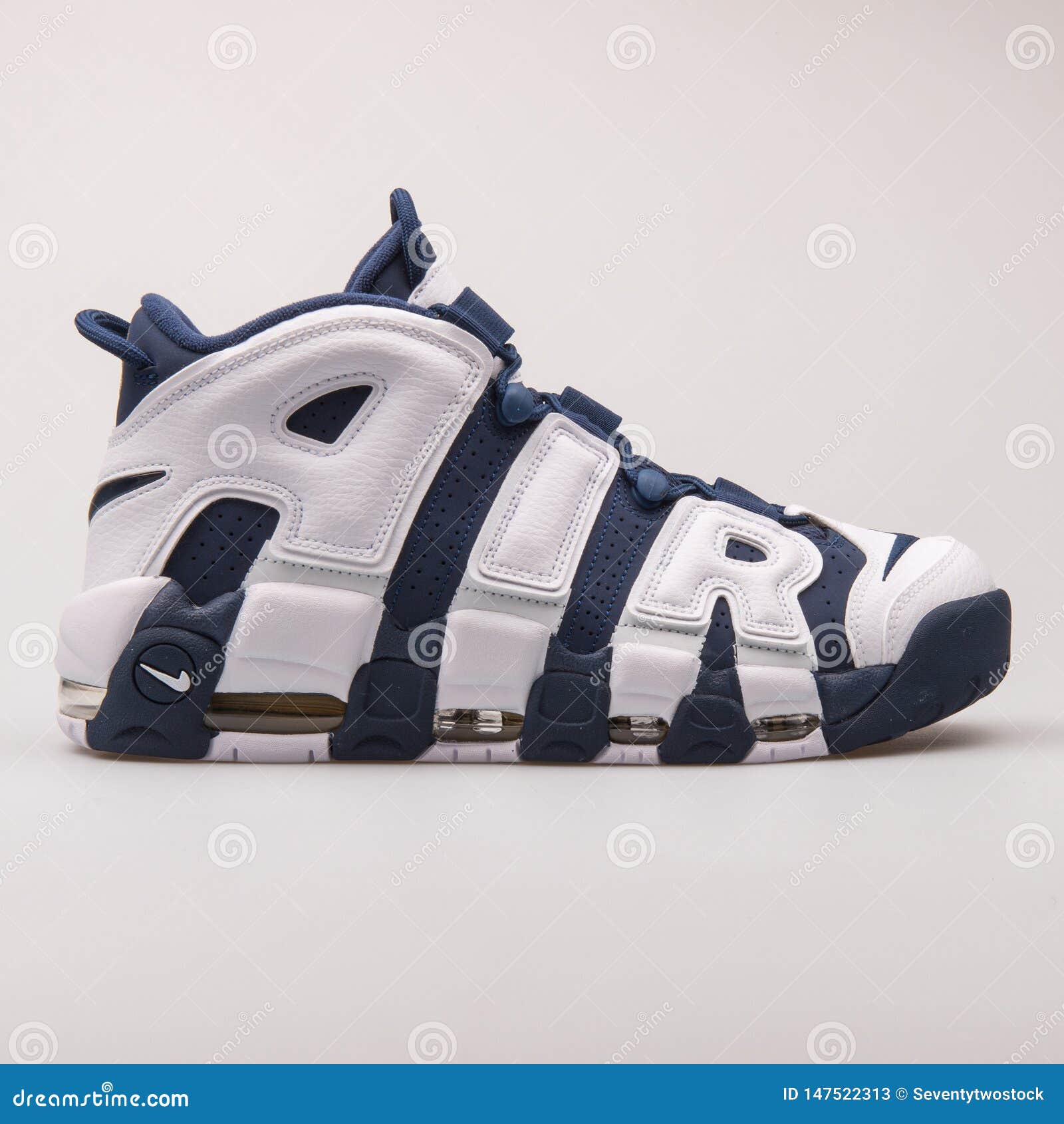 De Deporte Blanca Y De Los Azules Marinos Nike Air More Uptempo Foto de archivo editorial - Imagen de ocasional, producto: 147522313