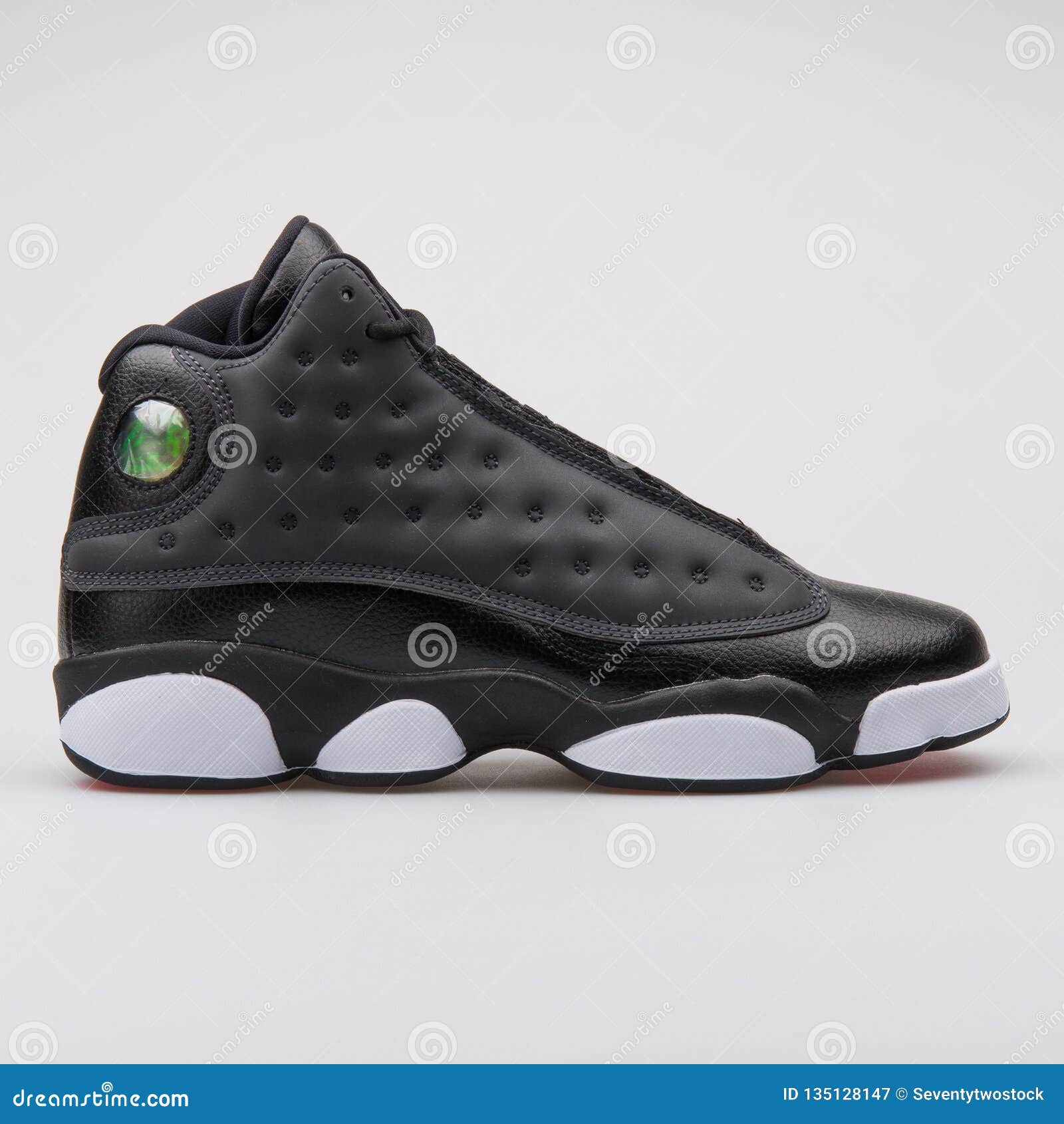 jordan retro 13 negras con rojo