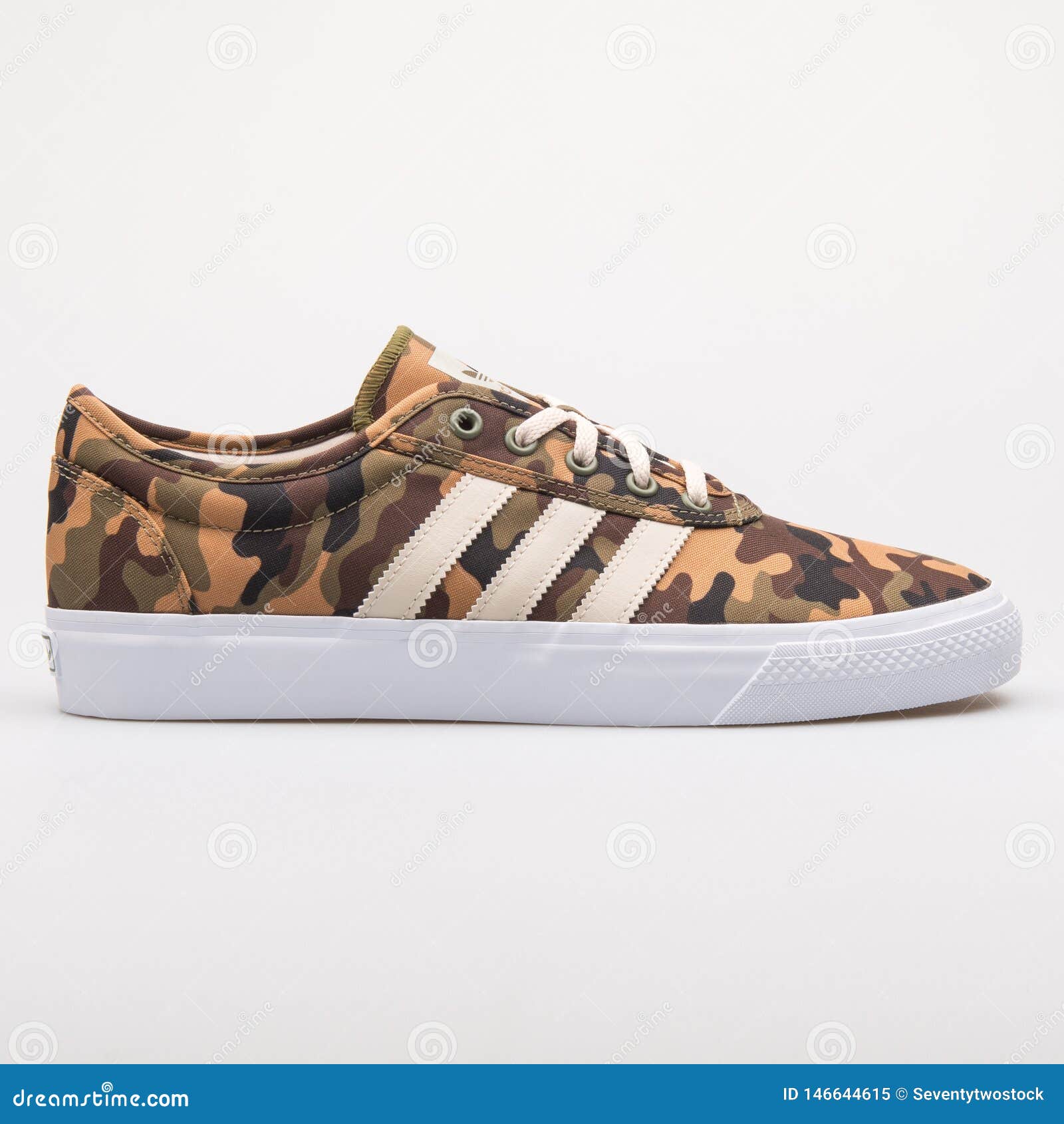 Estúpido Tanzania Concesión Zapatilla De Deporte Del Camo De Adidas Adi Ease Imagen editorial - Imagen  de ocasional, color: 146644615