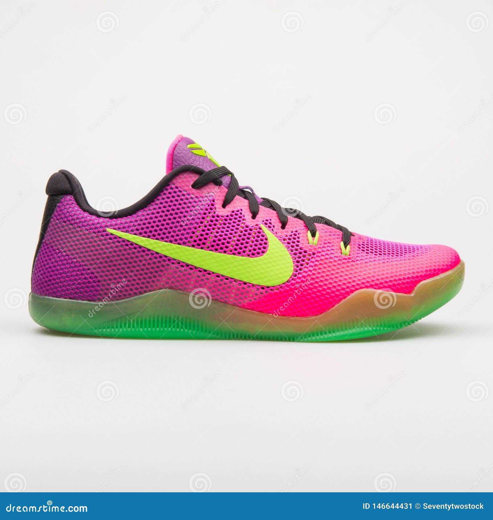Zapatilla De Deporte Del De Nike Kobe XI, Verde Y Púrpura Foto editorial - Imagen de accesorios, vida: 146644431