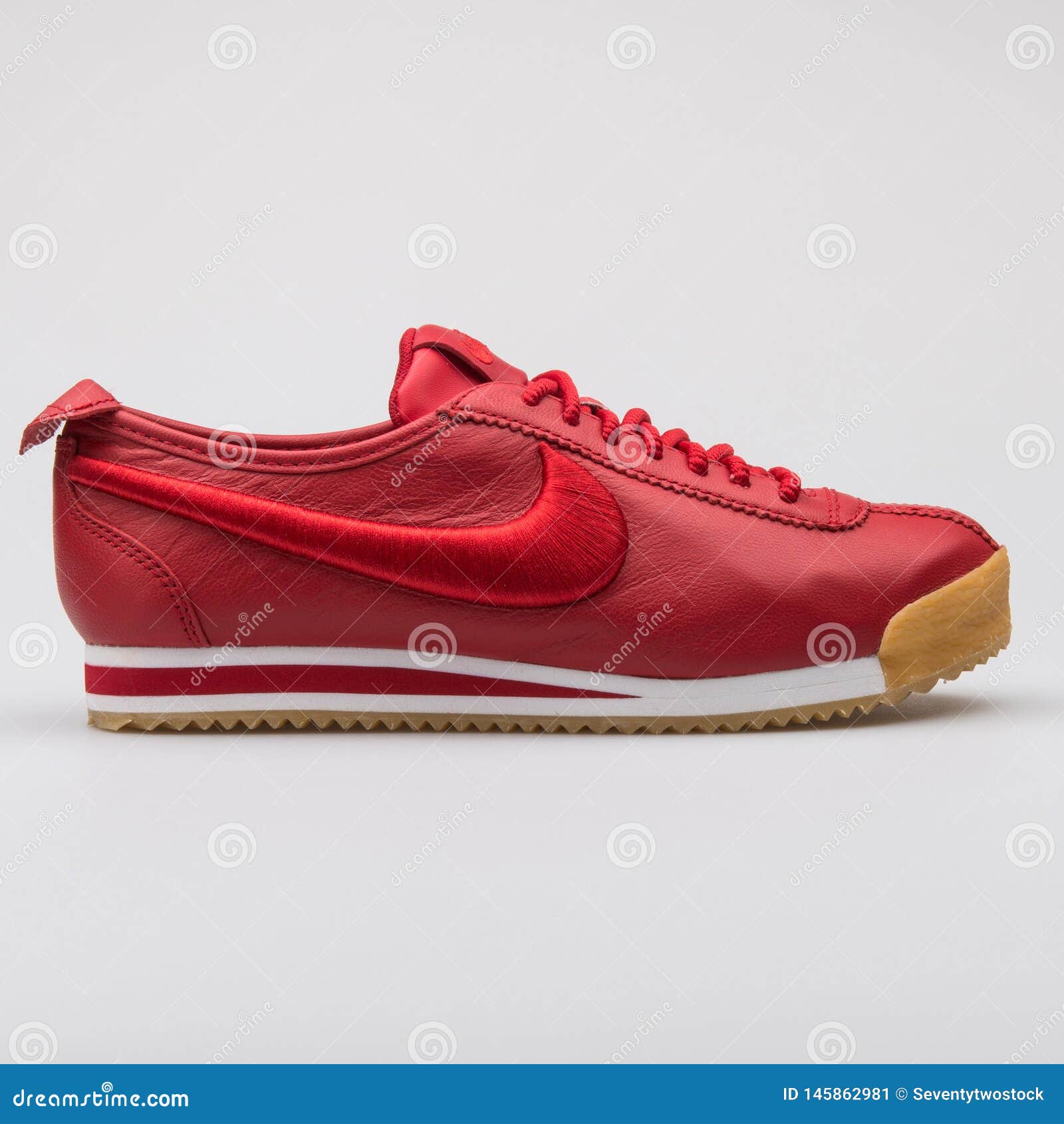 Zapatilla De Roja De Nike Cortez 72 SI Foto editorial - Imagen de ocasional, 145862981