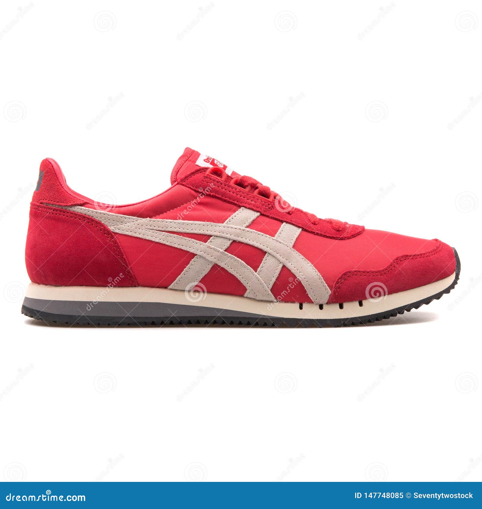 Zapatilla Deporte Roja De Onitsuka Tiger Dualio Imagen editorial - Imagen de aislado, aptitud: 147748085