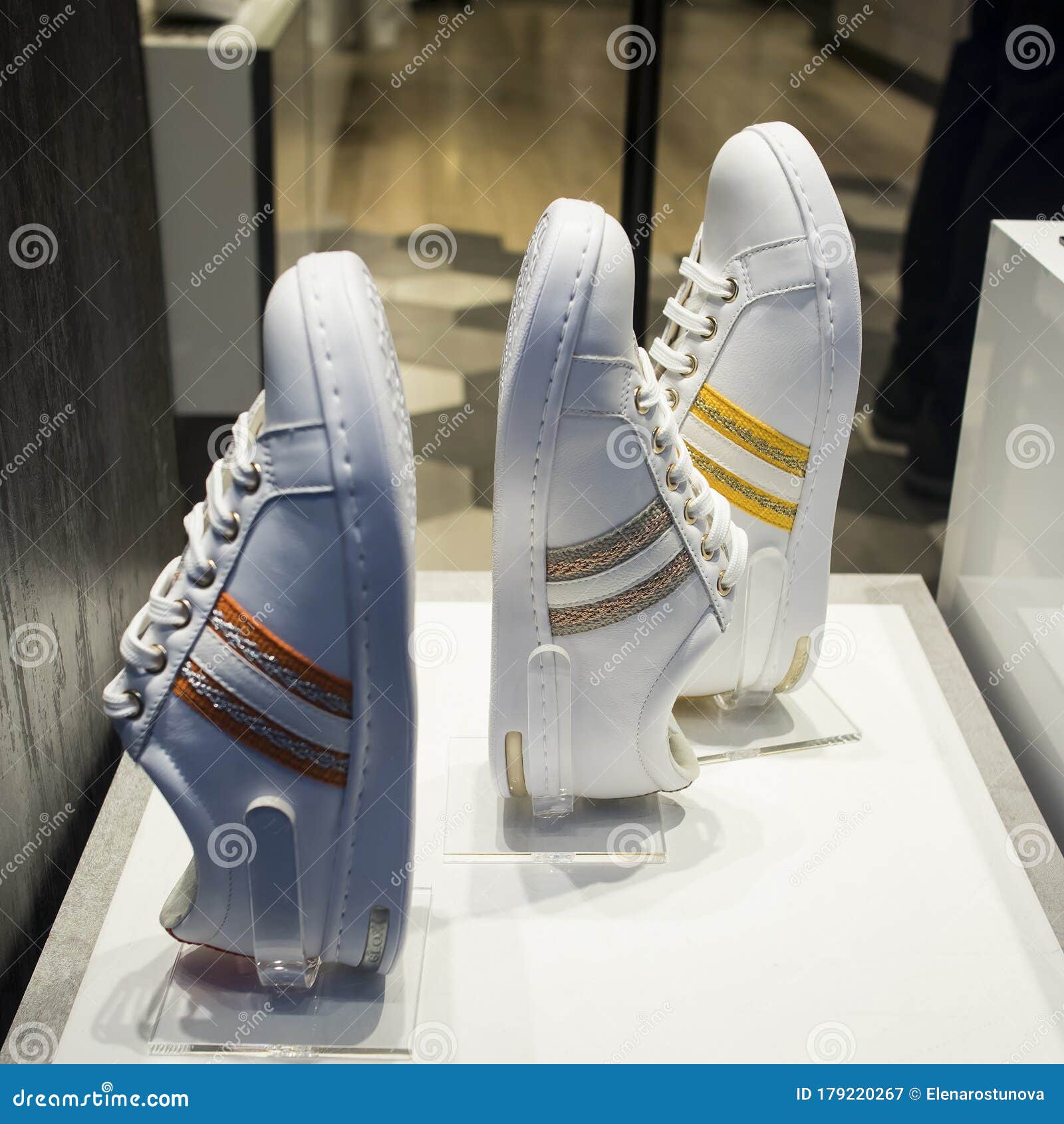 Zapatillas Blancas De Moda En La Tienda Geox De Fotografía editorial - Imagen de negocios, color: 179220267