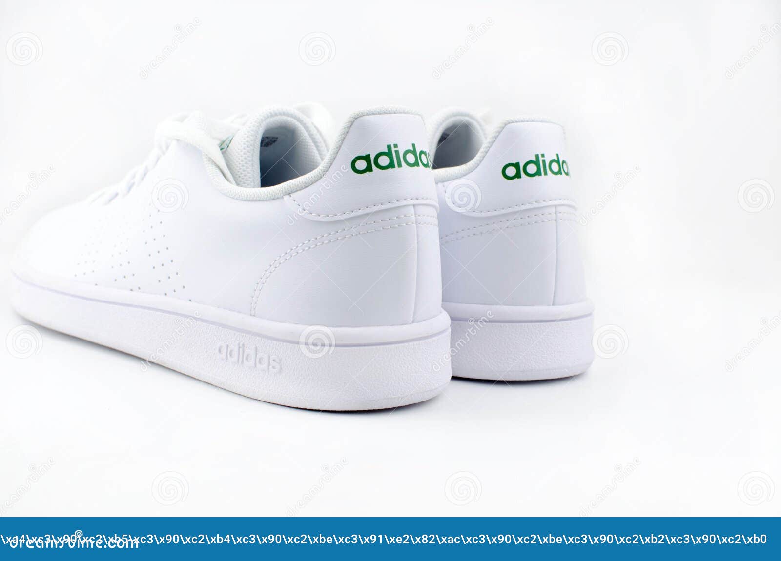 codo Popular Magistrado Zapatillas De Adidas Blancas Con Fondo Blanco Imagen de archivo editorial -  Imagen de blanco, comunidad: 206487714