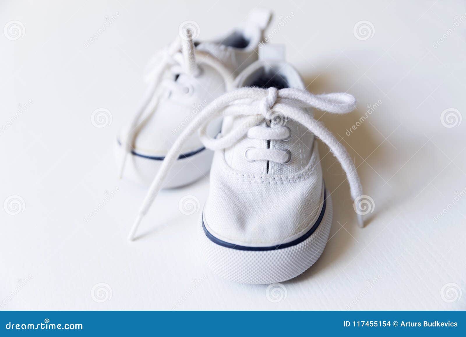 Zapatillas De Deporte Blancas Del Concepto Y Recién Nacido Foto de archivo - Imagen de poco, cuidado: 117455154