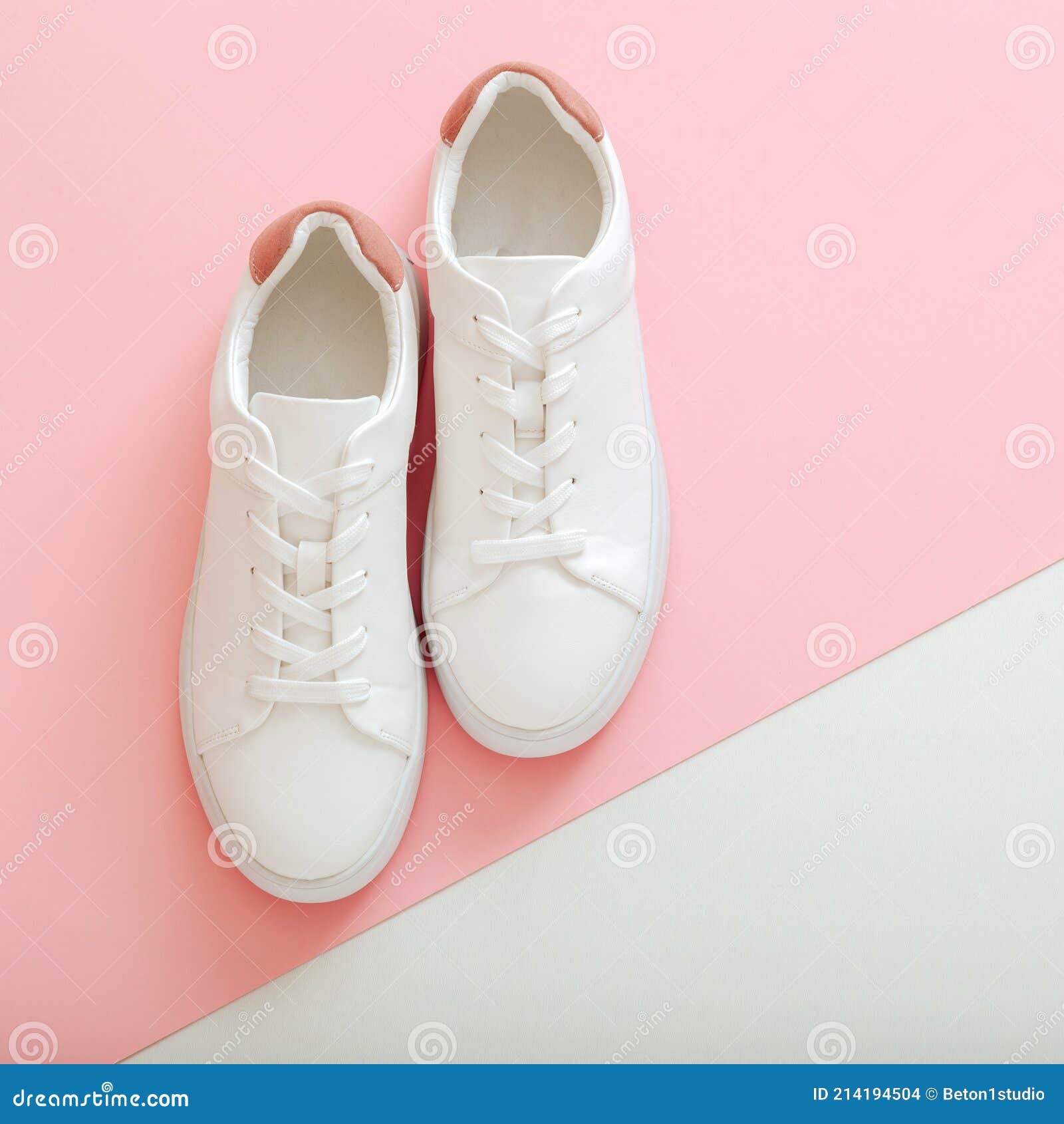 Par de zapatos de vestir de mujer sobre blanco