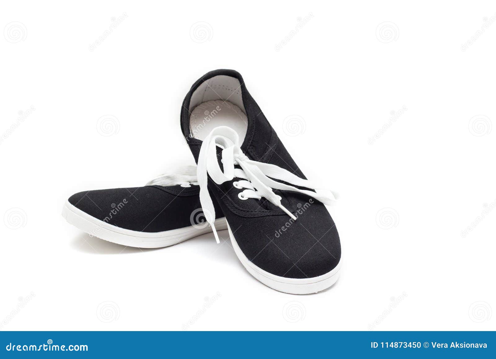 Zapatillas De Deporte Negras Con Los Cordones Blancos En Un Fondo Blanco  Foto de archivo - Imagen de moderno, corrida: 114873450